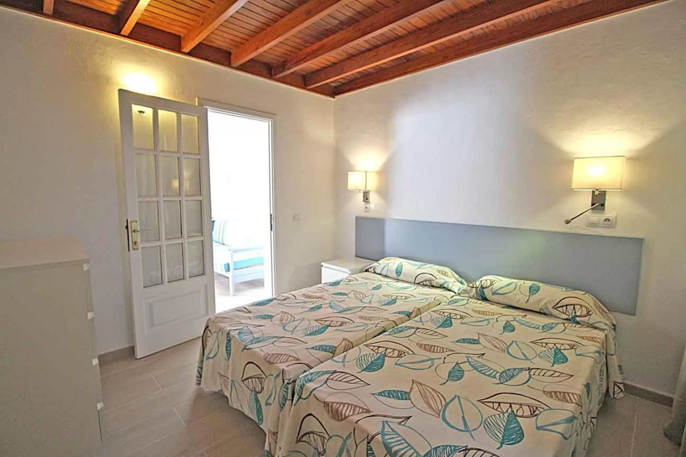 Day, Bed in Los Tulipanes