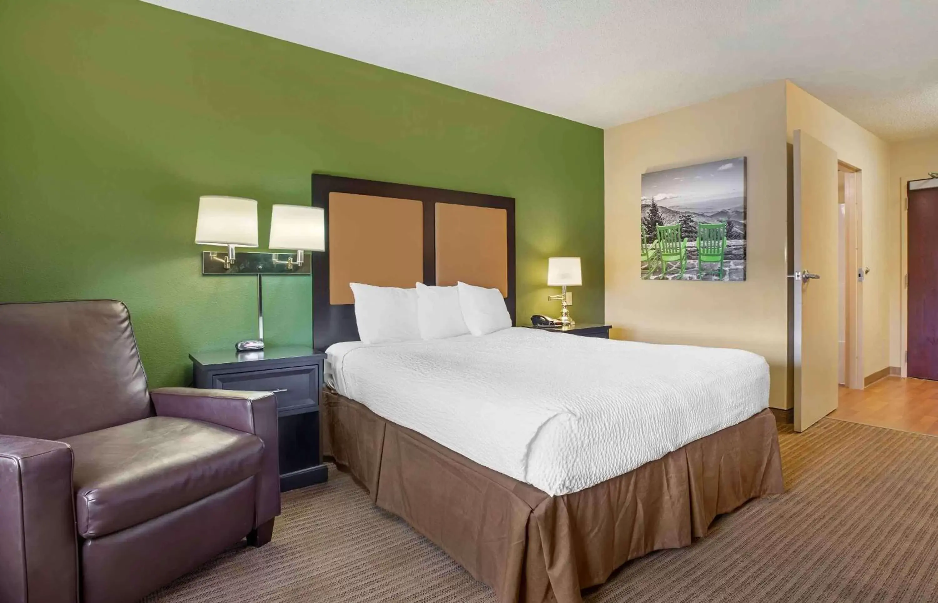 Bedroom, Bed in Extended Stay America Suites - Boston - Braintree