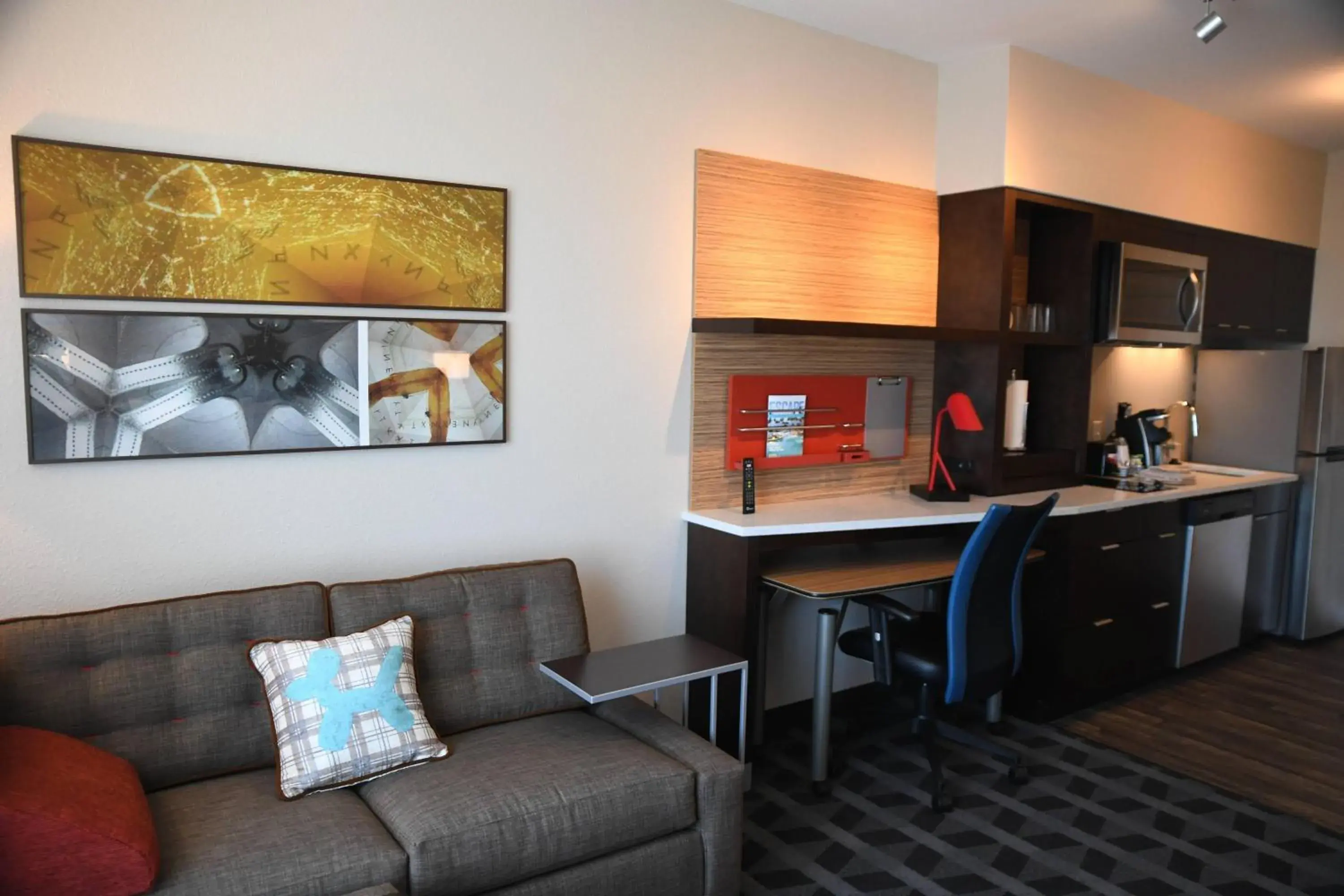 Living room, Seating Area in TownePlace Suites Kansas City At Briarcliff