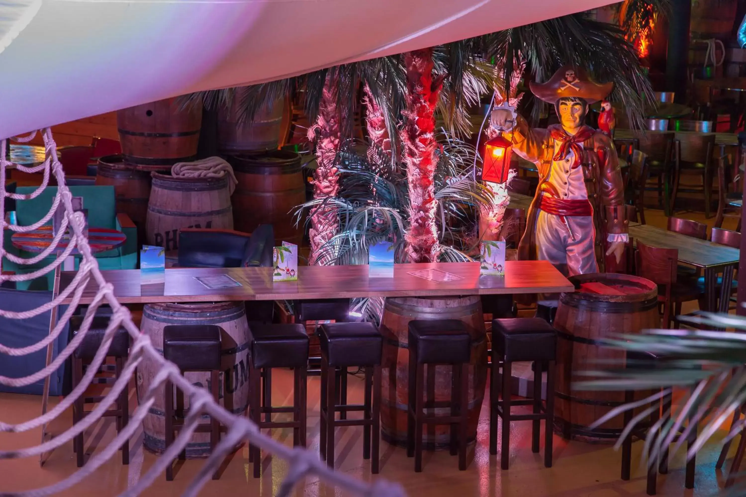 Restaurant/places to eat, Lounge/Bar in Hôtel Du Parc - Pirates