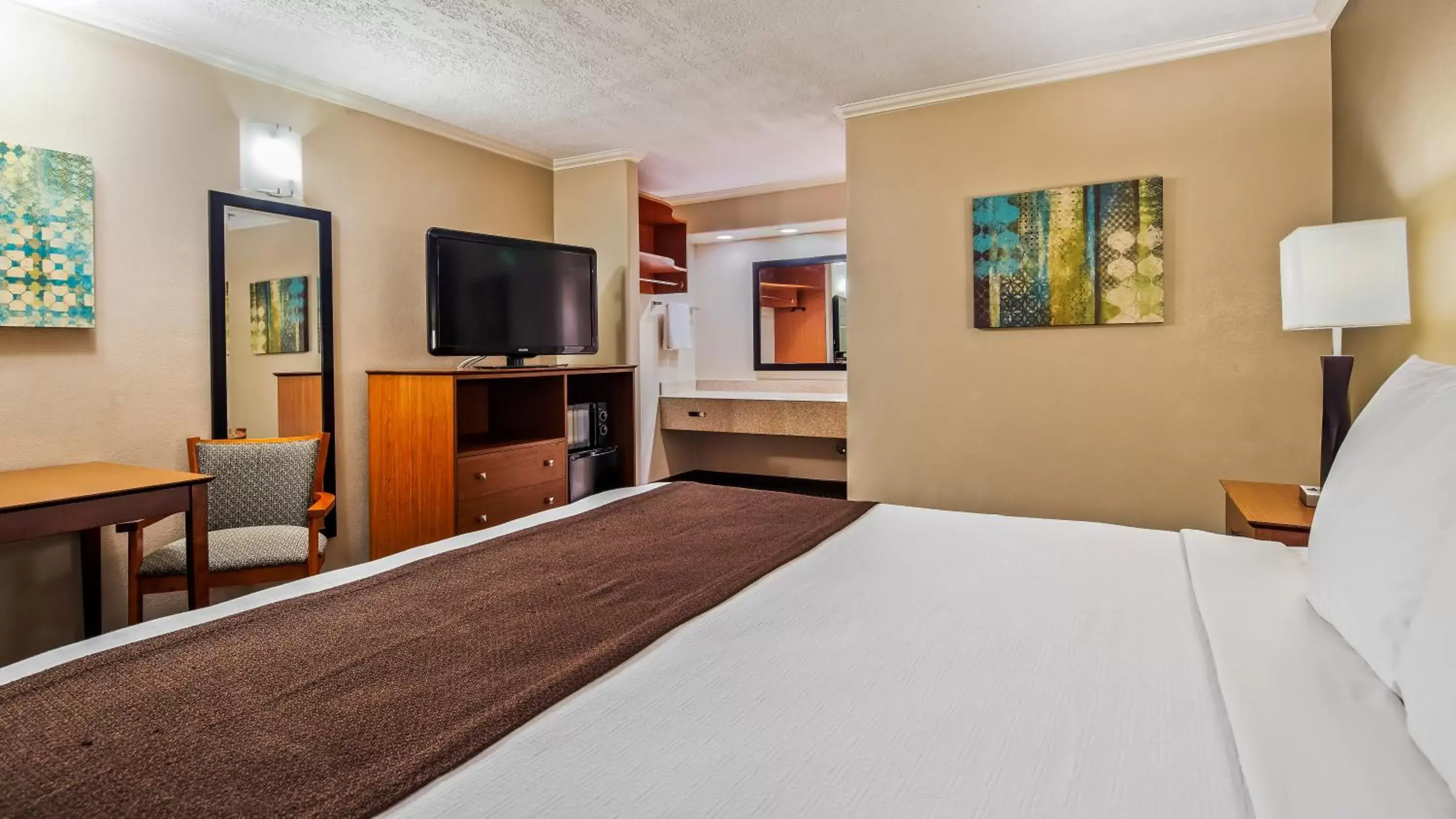 Bedroom, TV/Entertainment Center in Best Western Oxnard Inn