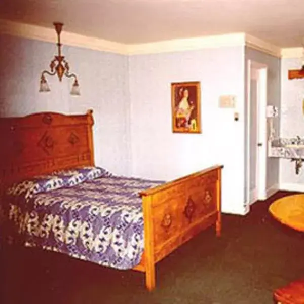 Bed in Georgetown Mountain Inn