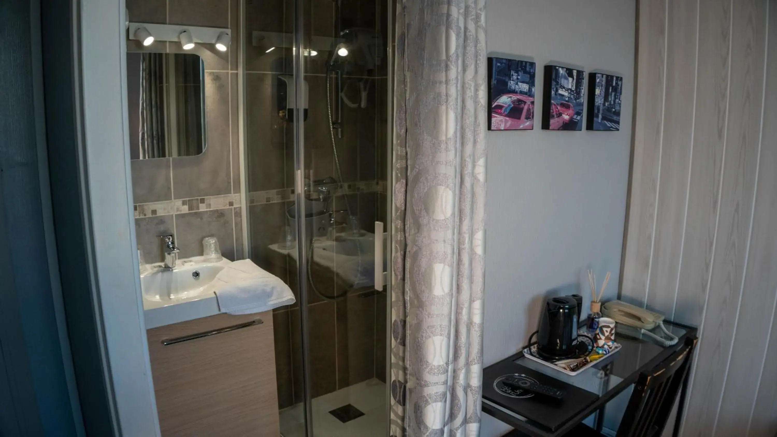 Shower, Bathroom in Hotel De l'Univers