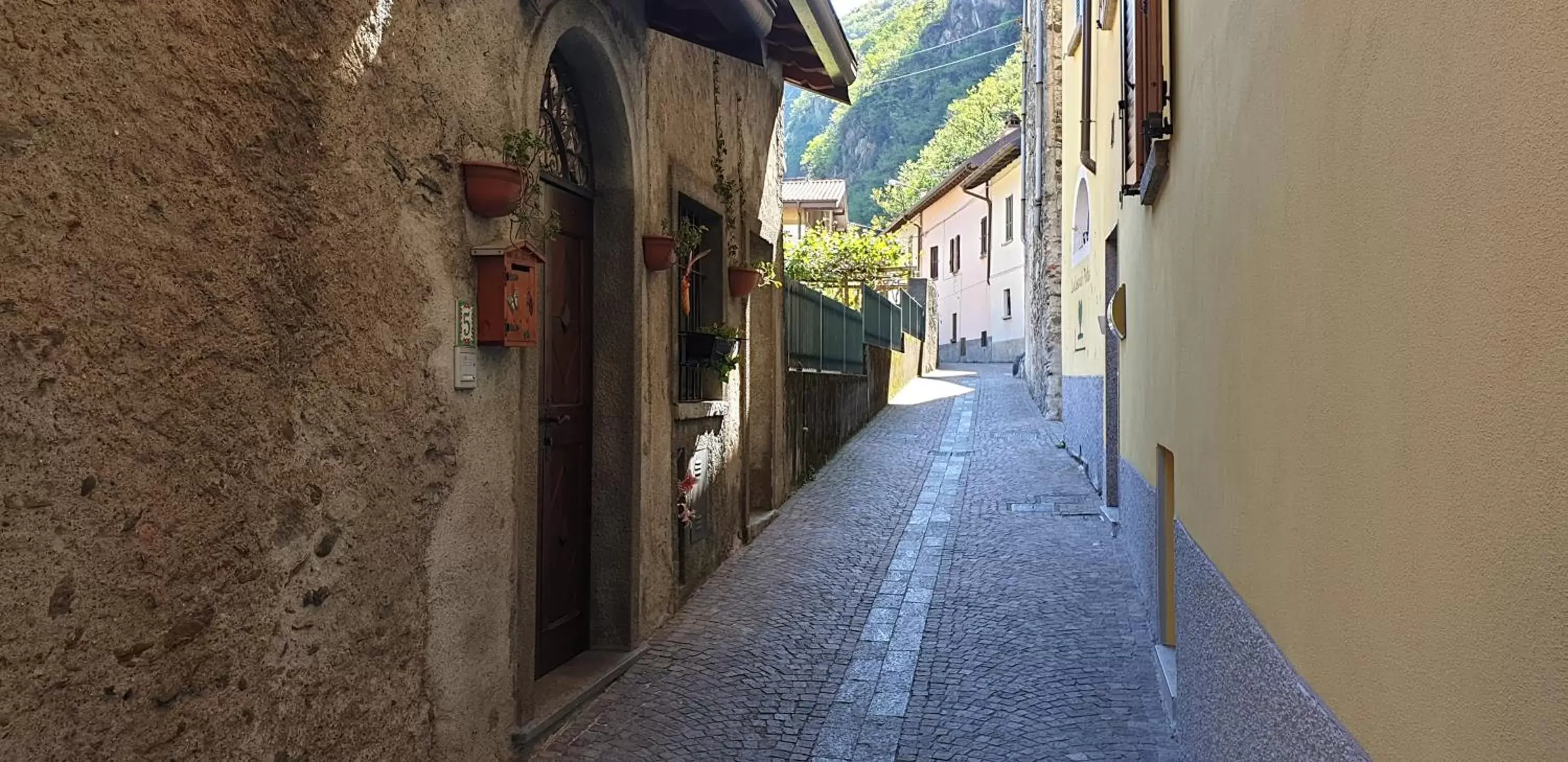 Facade/entrance in La Casa Sul Sasso