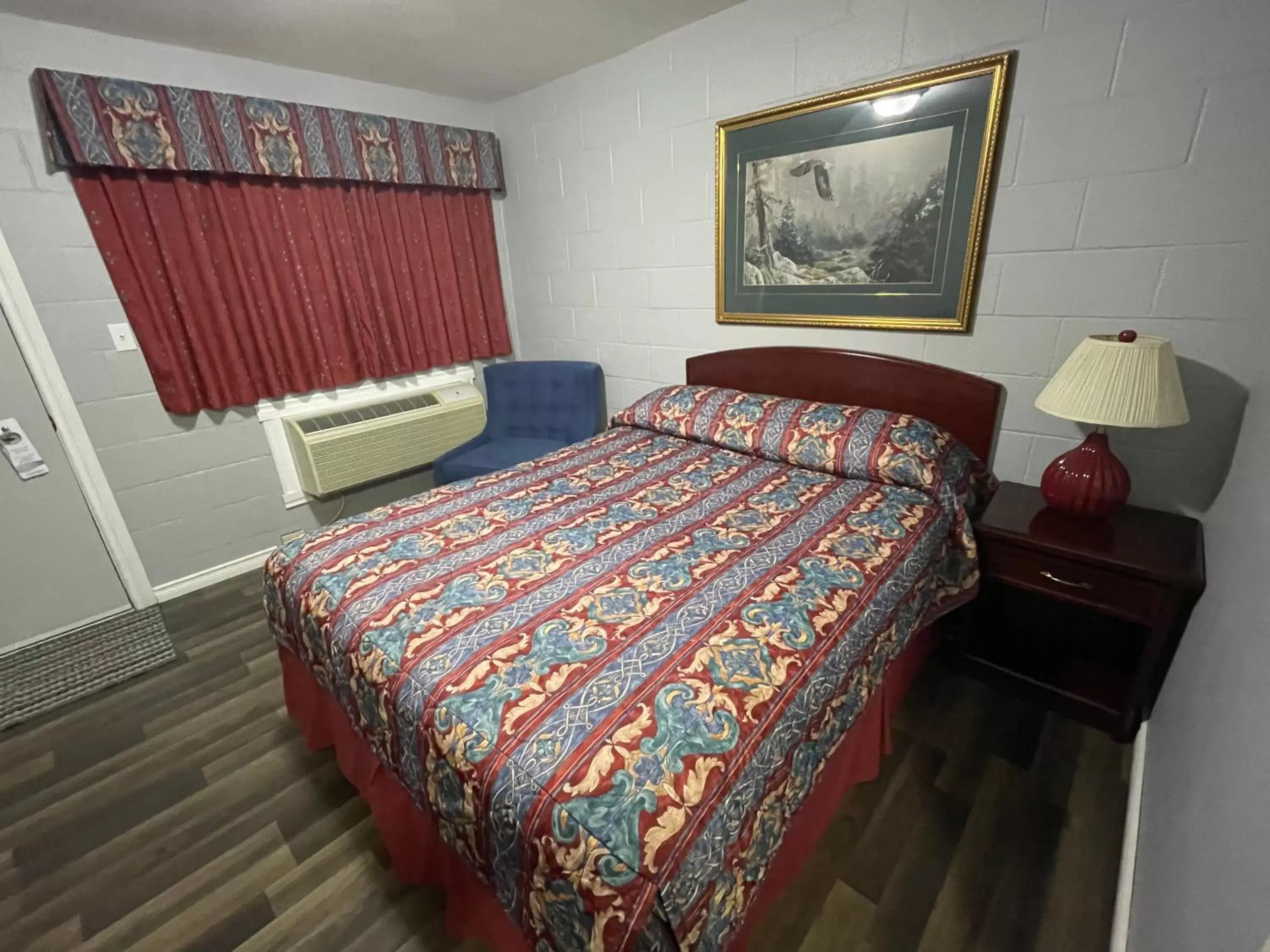 Bed in Arrow Lake Motel