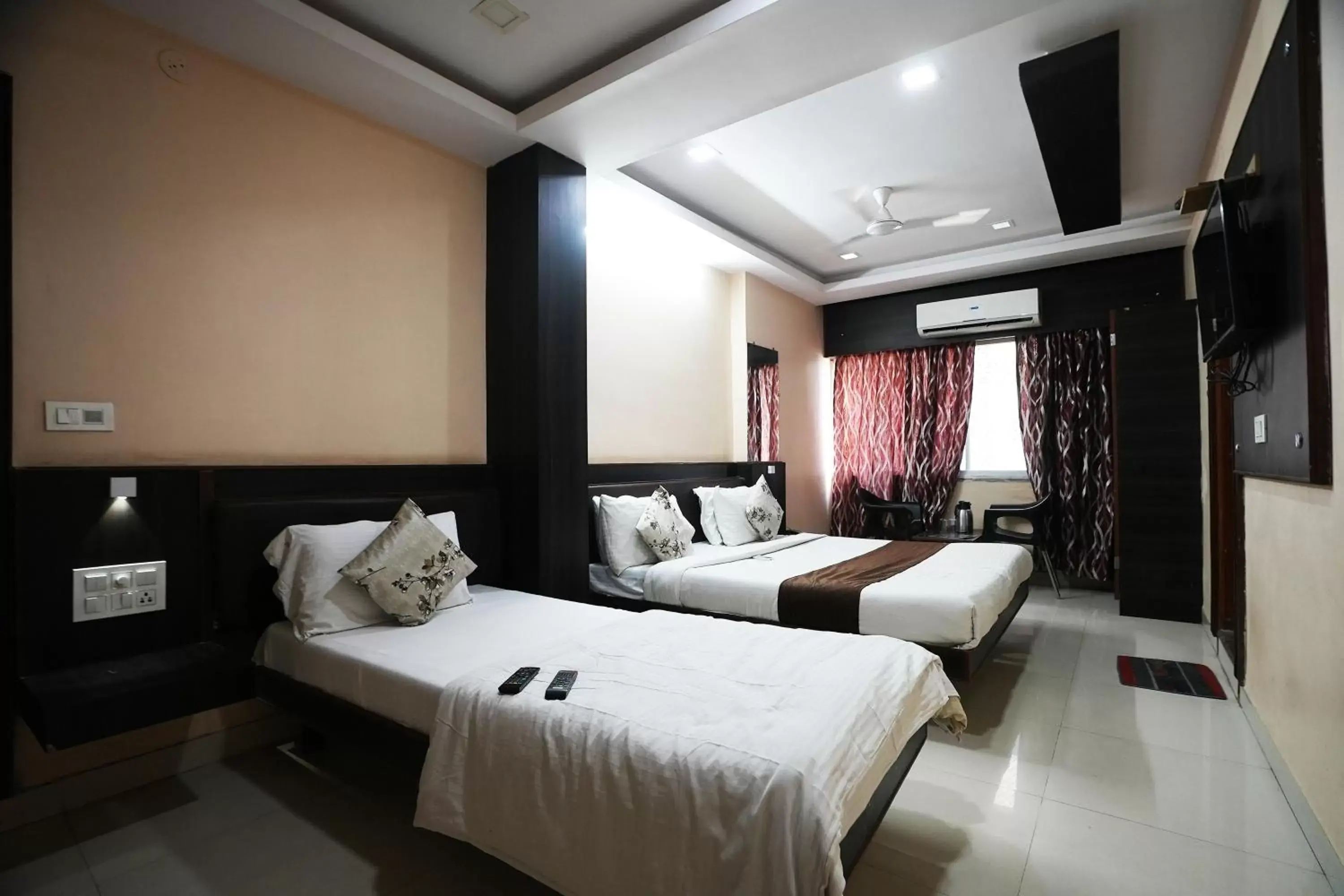Triple Room with Bathroom in Hotel Madurai Triple Room with Bathroom in Hotel Madurai