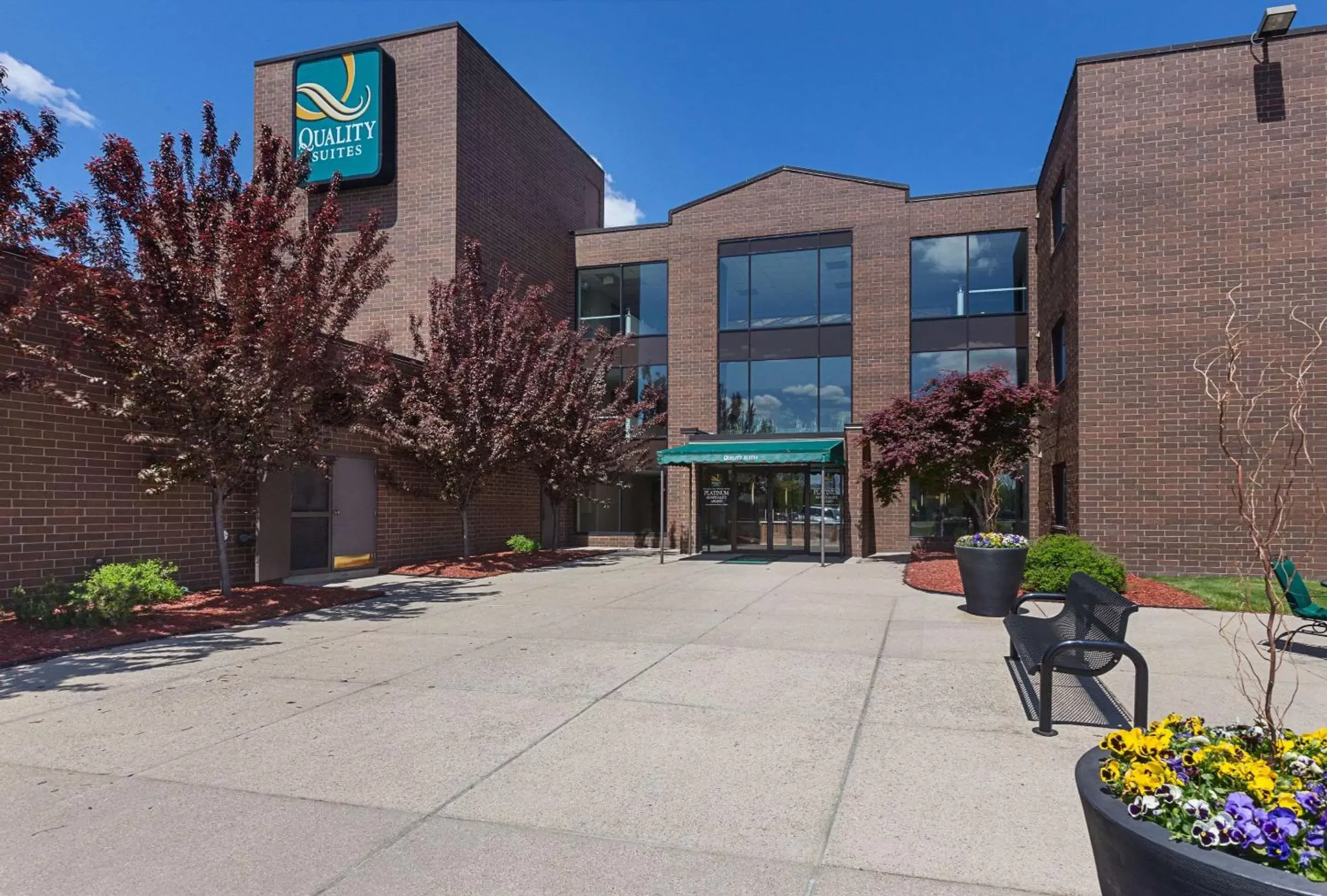 Property Building in Quality Suites Hotel - Lansing
