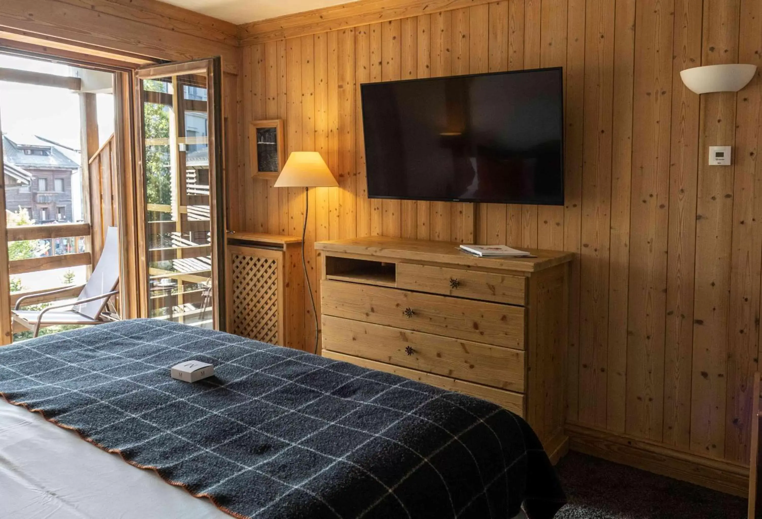 Bedroom, TV/Entertainment Center in M de Megève