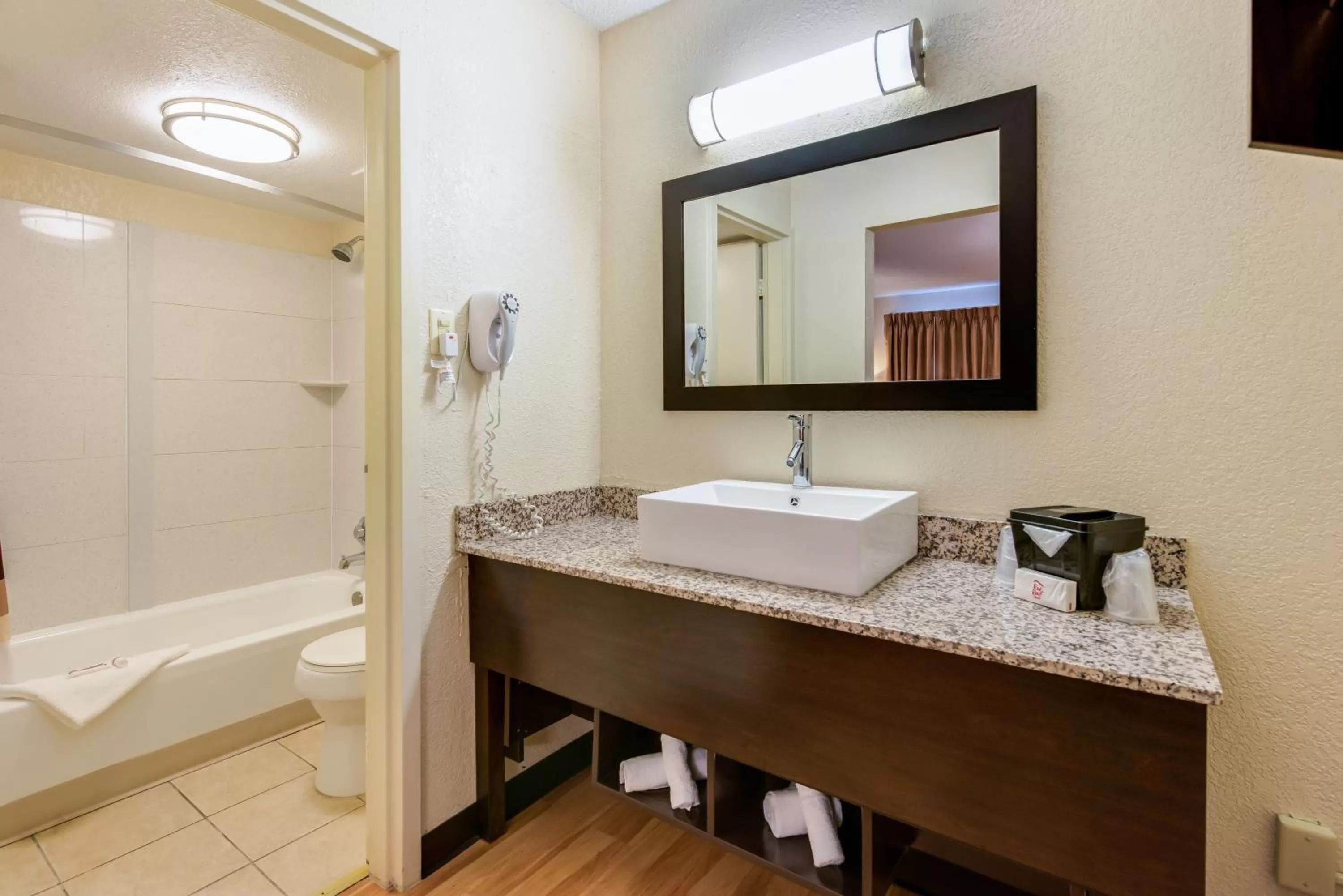 Bathroom in Red Roof Inn Marion, IN