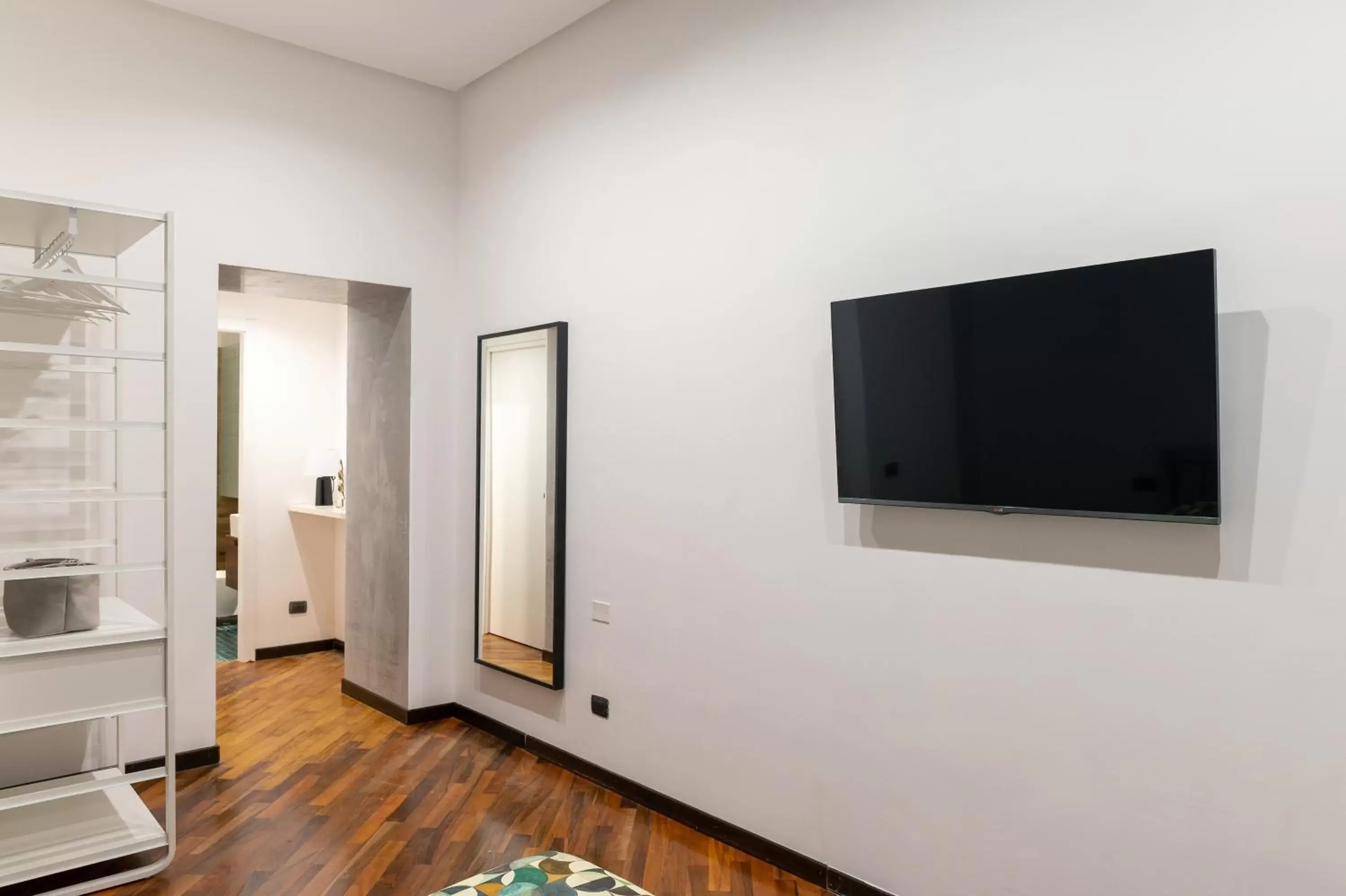 TV and multimedia, TV/Entertainment Center in ROOMITO apartments