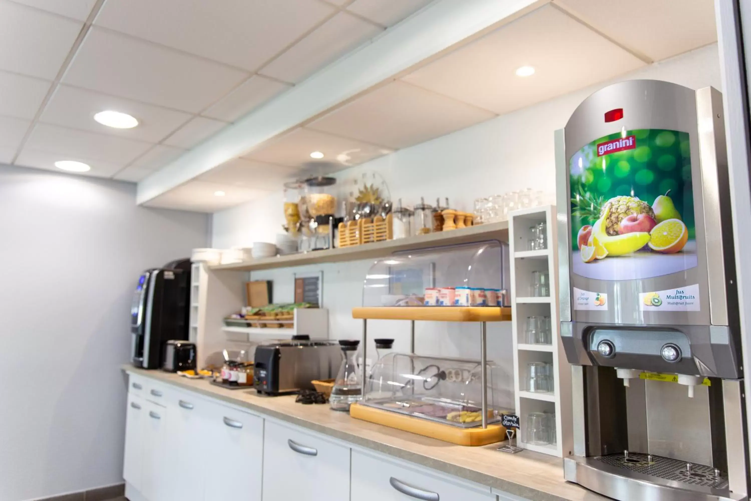 Continental breakfast, Kitchen/Kitchenette in Zenitude Hôtel-Résidences La City