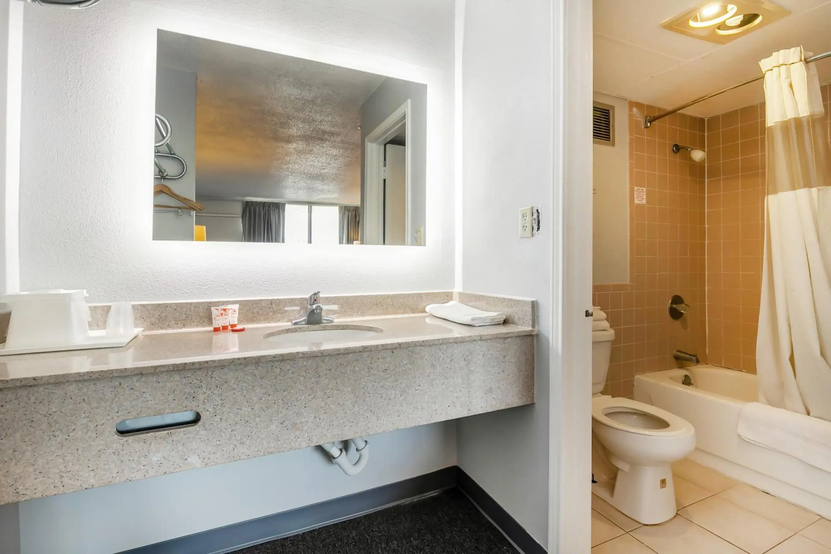 Bathroom in OYO Hotel Jennings I-10