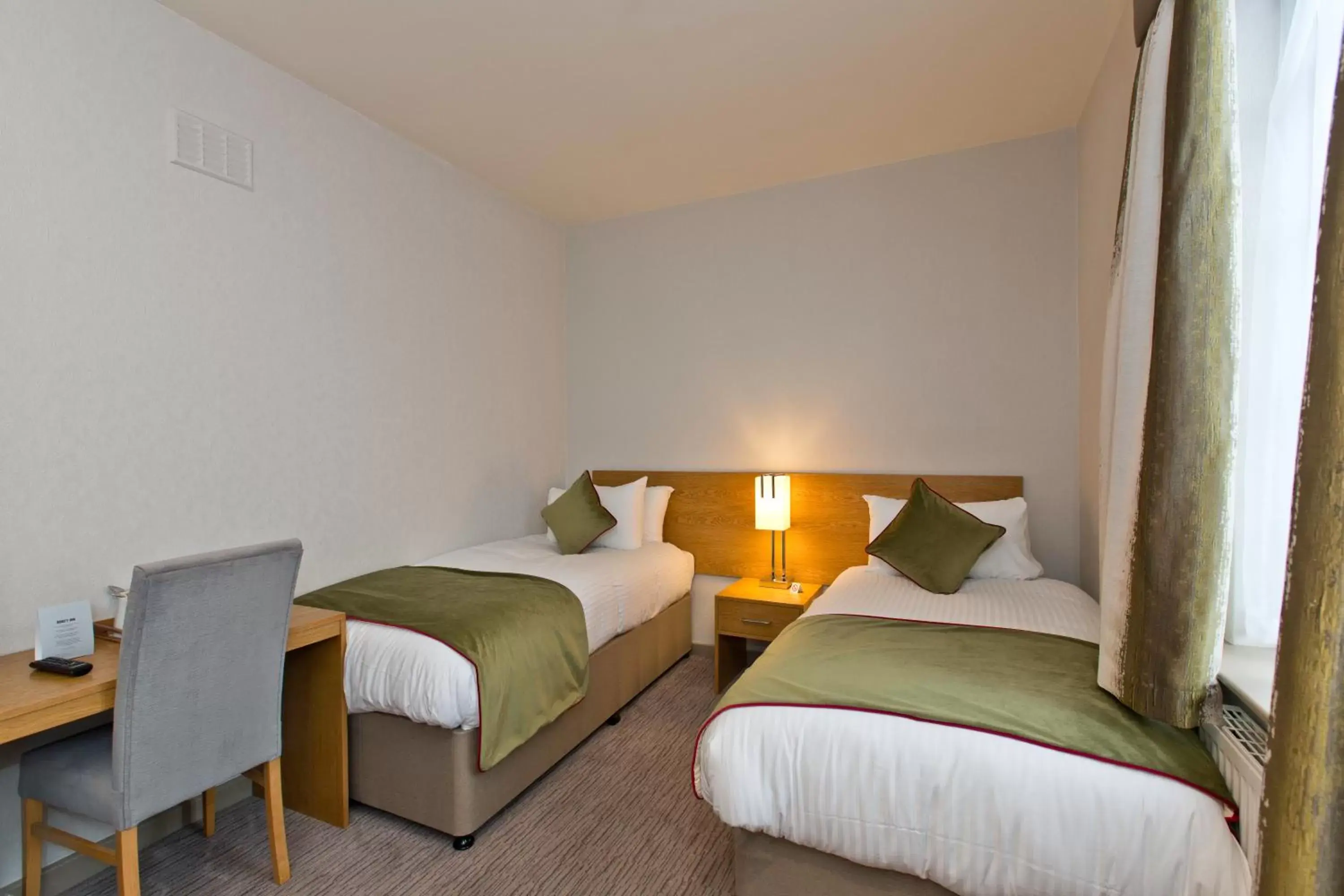 Bathroom, Bed in The Abbey Inn