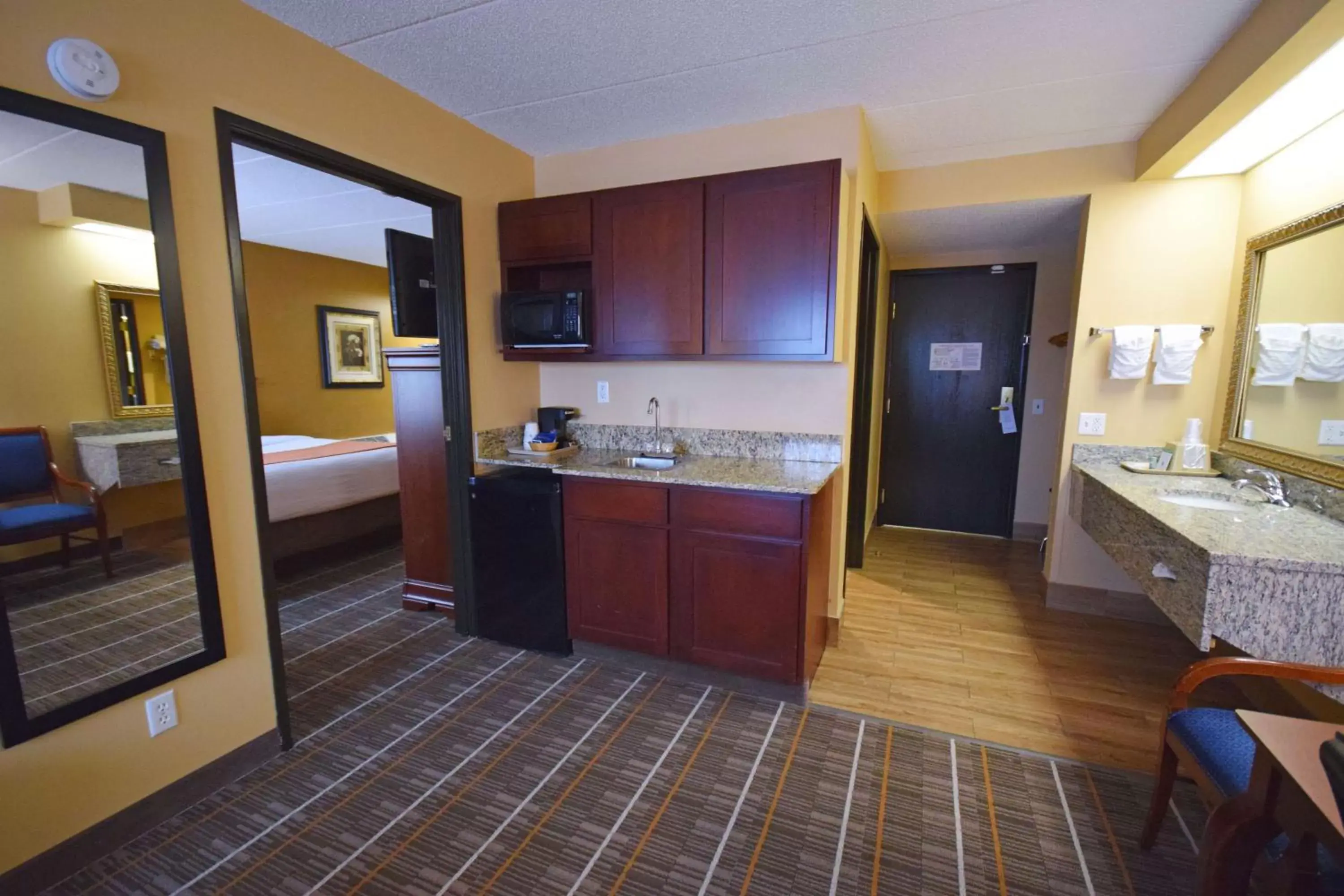 Hot Tub, Kitchen/Kitchenette in Best Western Resort Hotel & Conference Center Portage