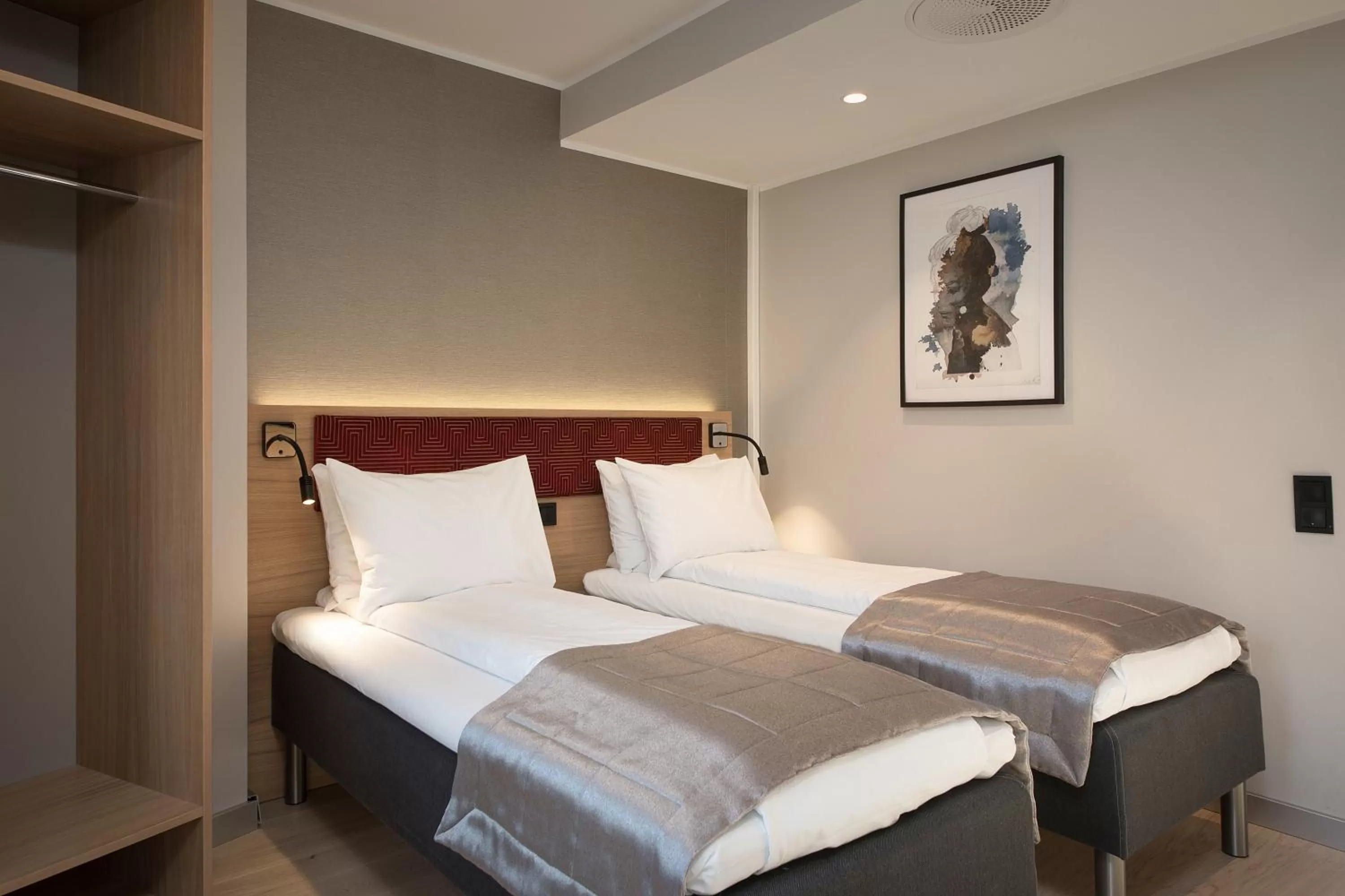 Bed in Bergen Harbour Hotel, WorldHotels Crafted