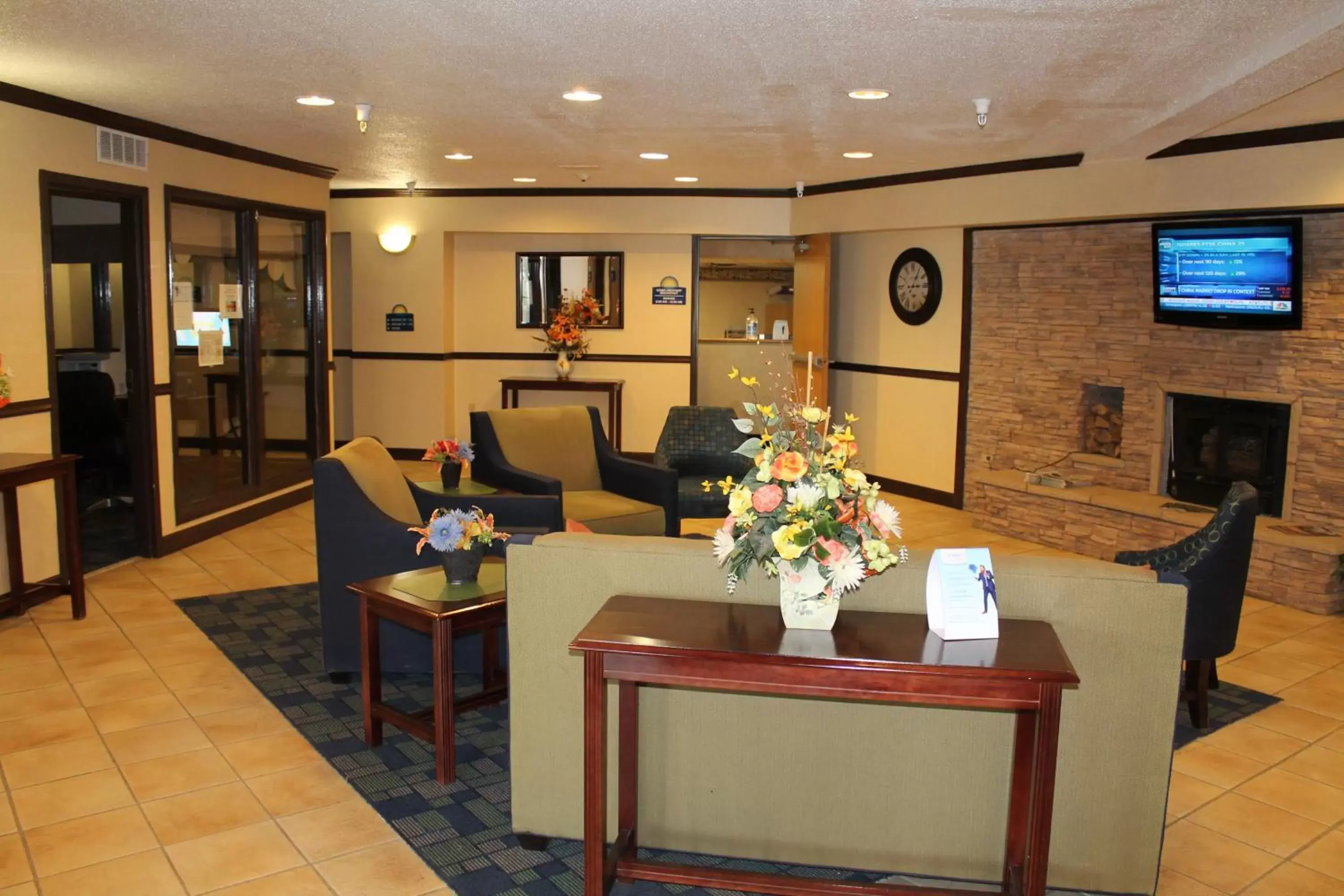 Communal lounge/ TV room, Lobby/Reception in Days Inn & Suites by Wyndham Bridgeport - Clarksburg
