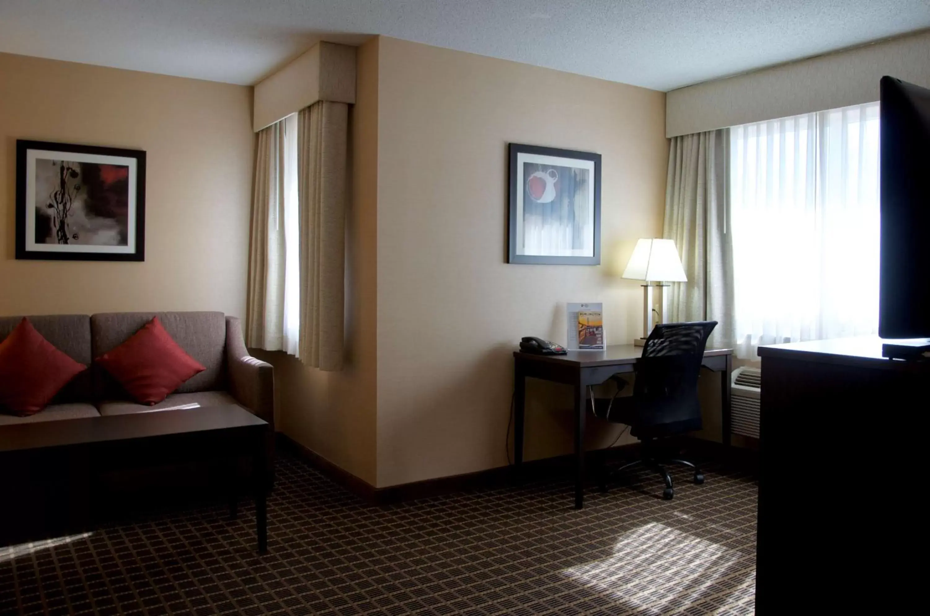 Photo of the whole room, Seating Area in Best Western Plus Burlington Inn & Suites