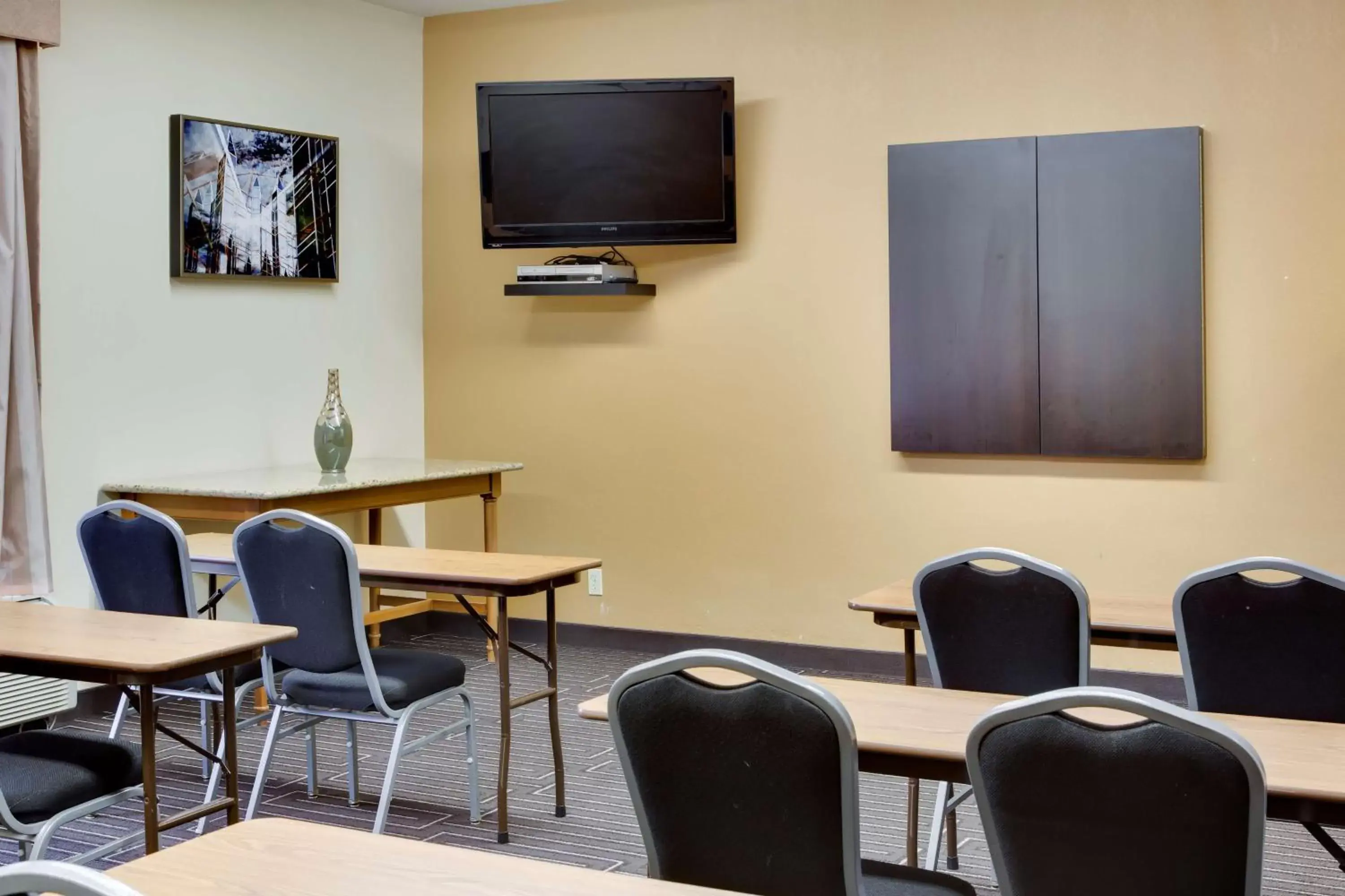 Meeting/conference room, TV/Entertainment Center in Hampton Inn Pittsburgh Greentree