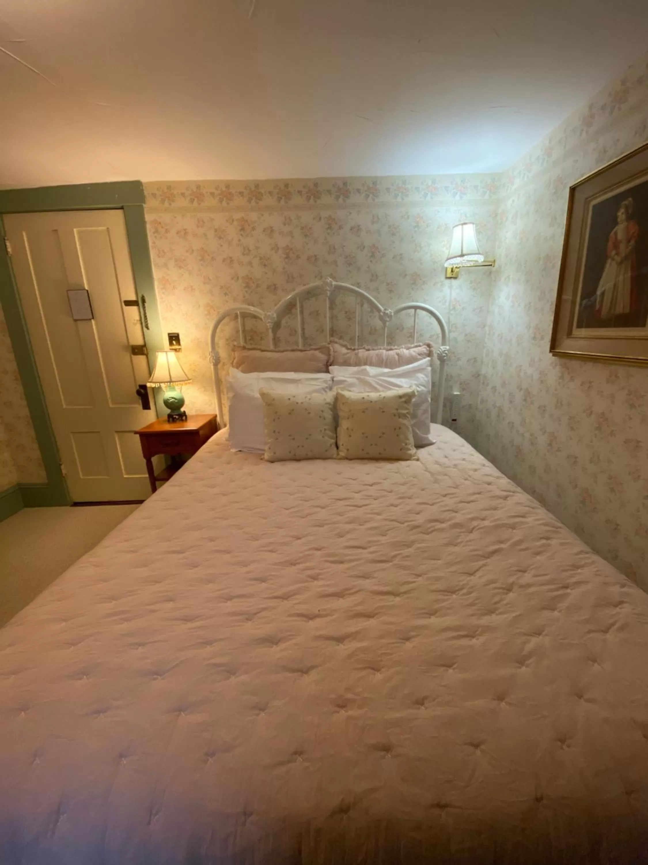 Bed in Follansbee Inn