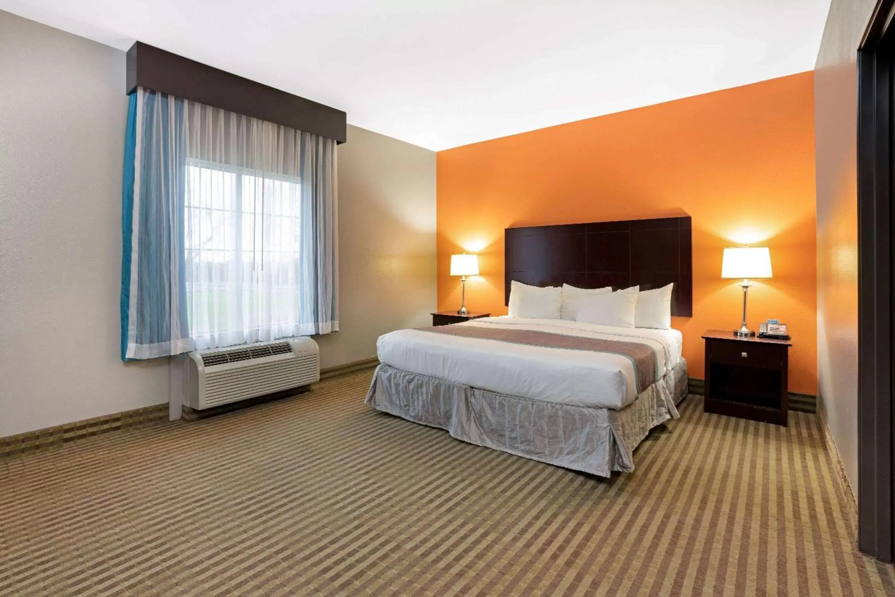 Bed in La Quinta by Wyndham Houston IAH Bush Intl Airport E