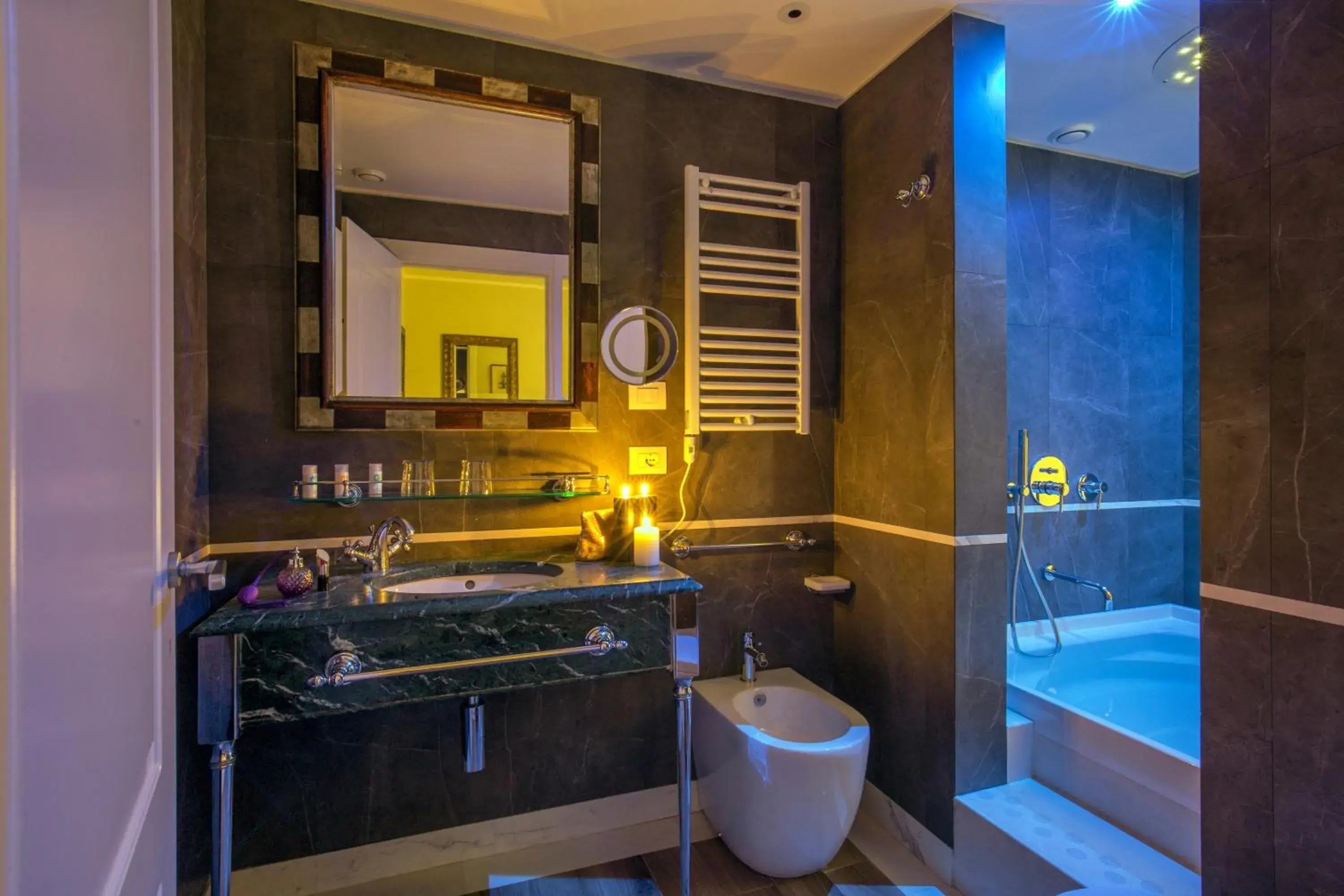 Shower, Bathroom in Monte Cenci Hotel