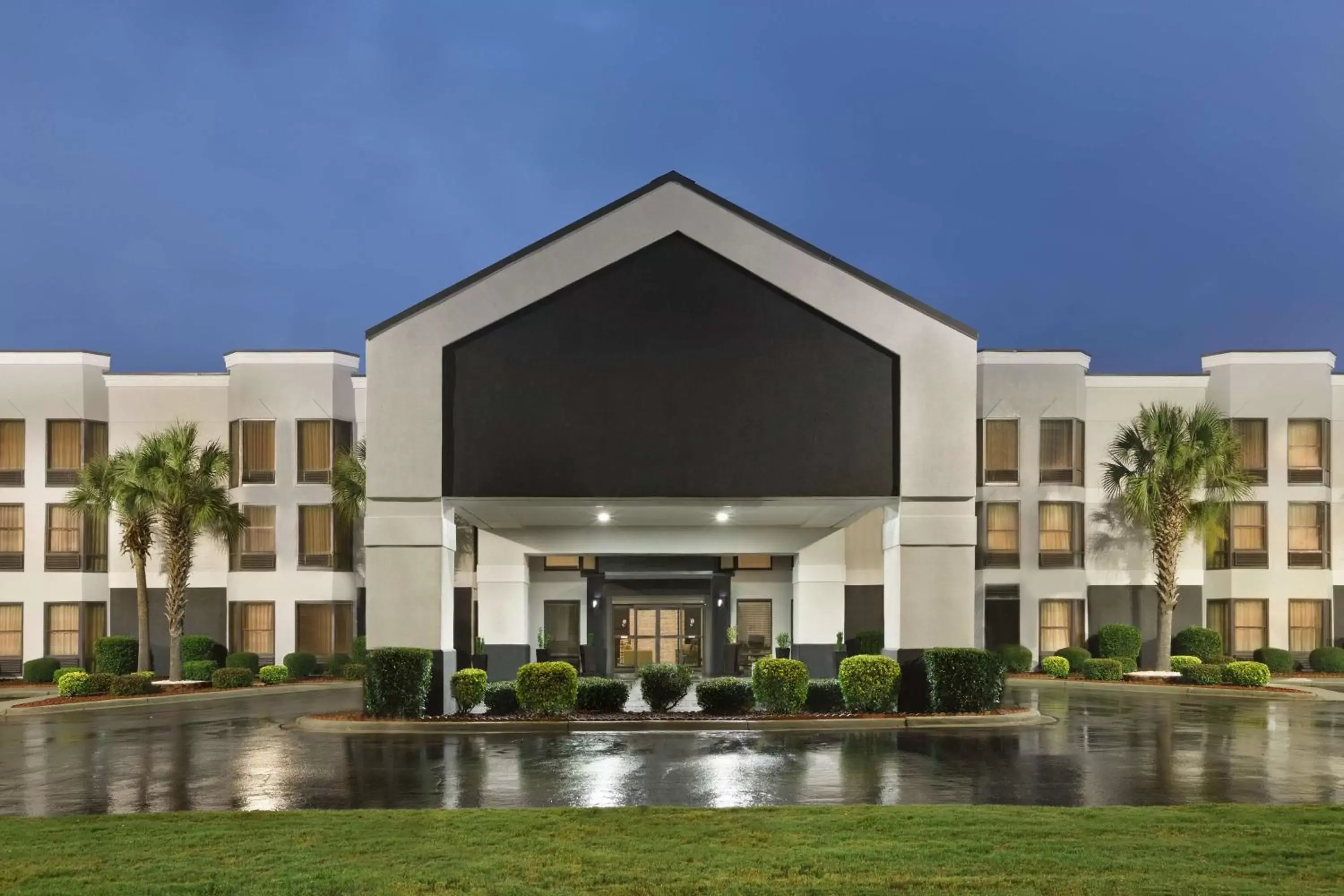 Property Building in Country Inn & Suites by Radisson, Florence, SC