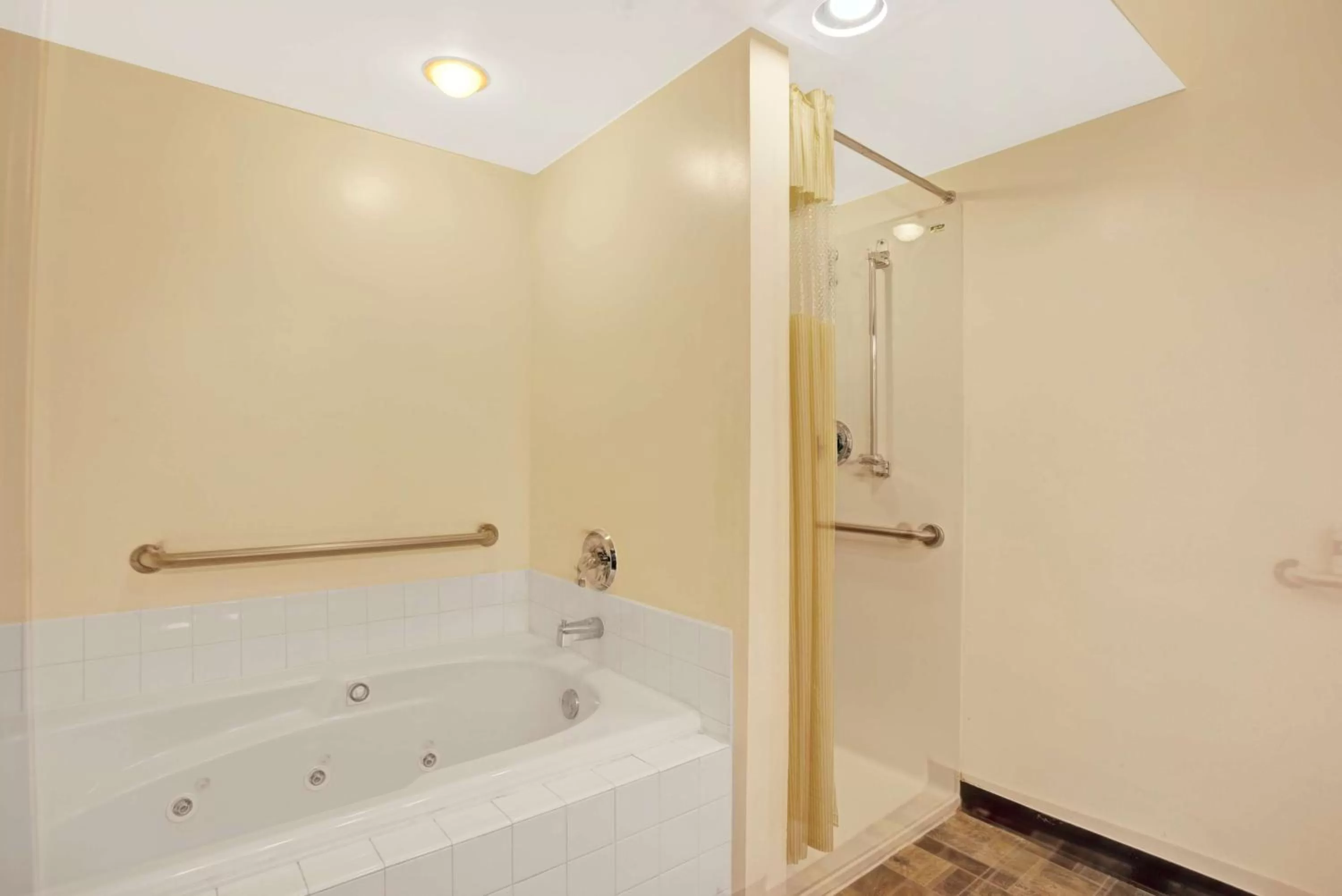 Deluxe King Suite in Days Inn by Wyndham Seattle Aurora