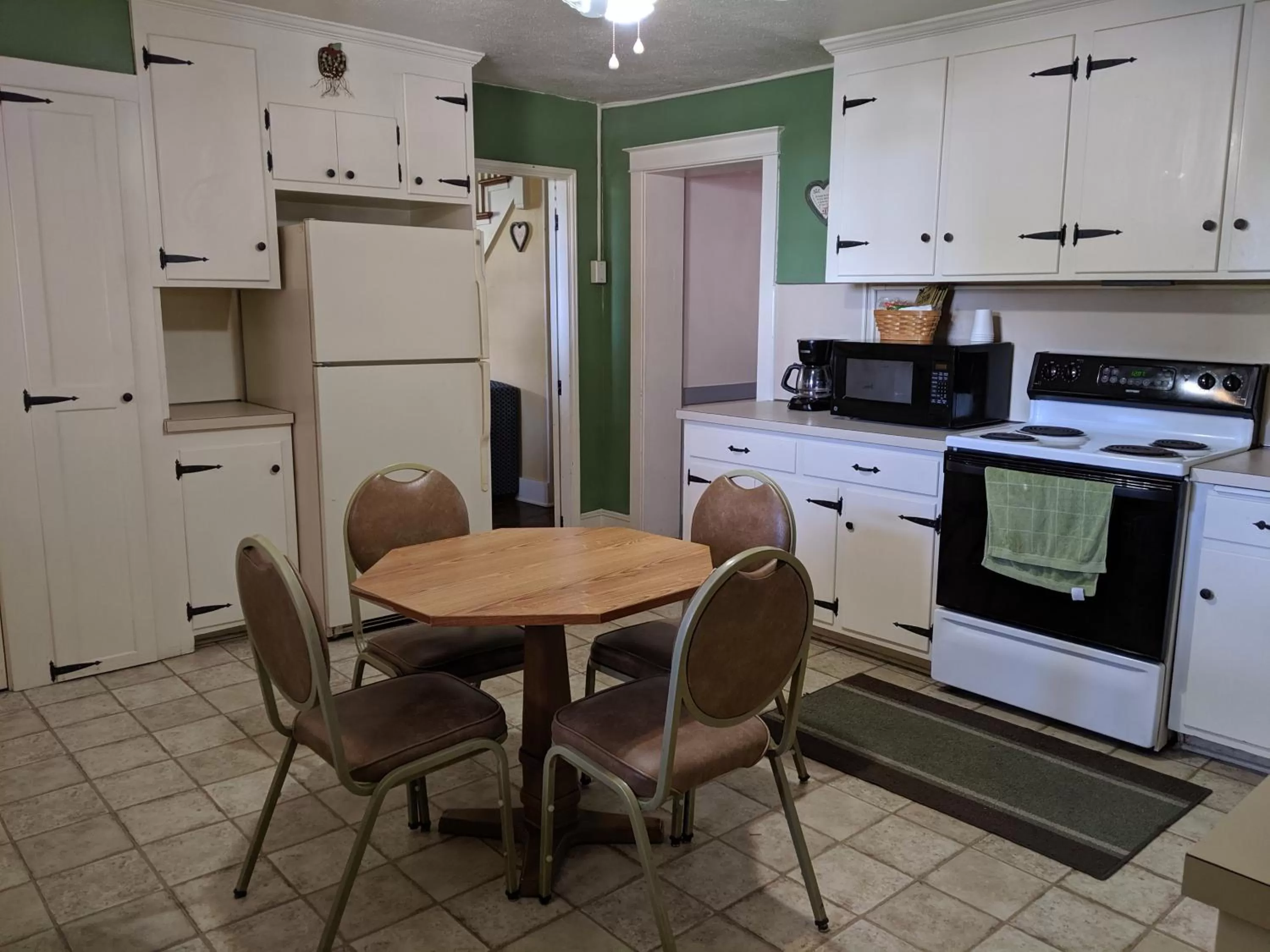 Kitchen or kitchenette in Spruce Lane Lodge and Cottages