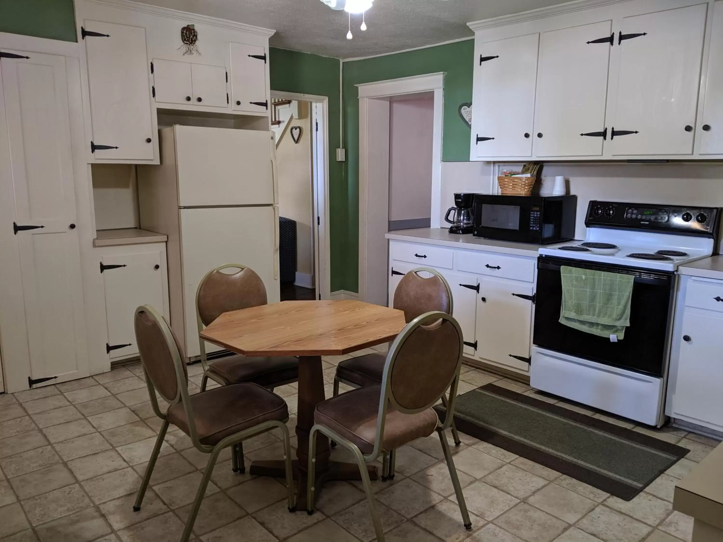 Kitchen or kitchenette, Kitchen/Kitchenette in Spruce Lane Lodge and Cottages