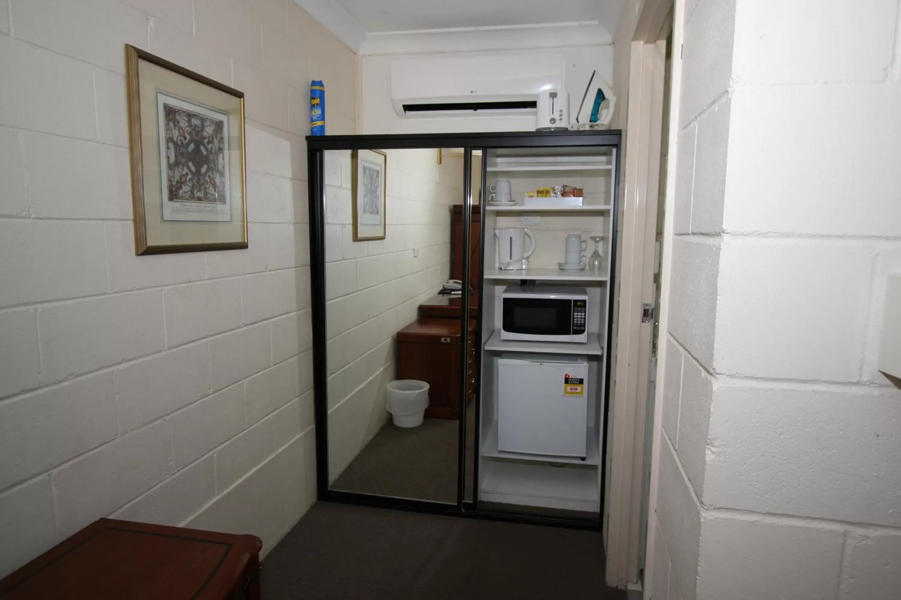 Coffee/tea facilities, Kitchen/Kitchenette in Picton Valley Motel Australia