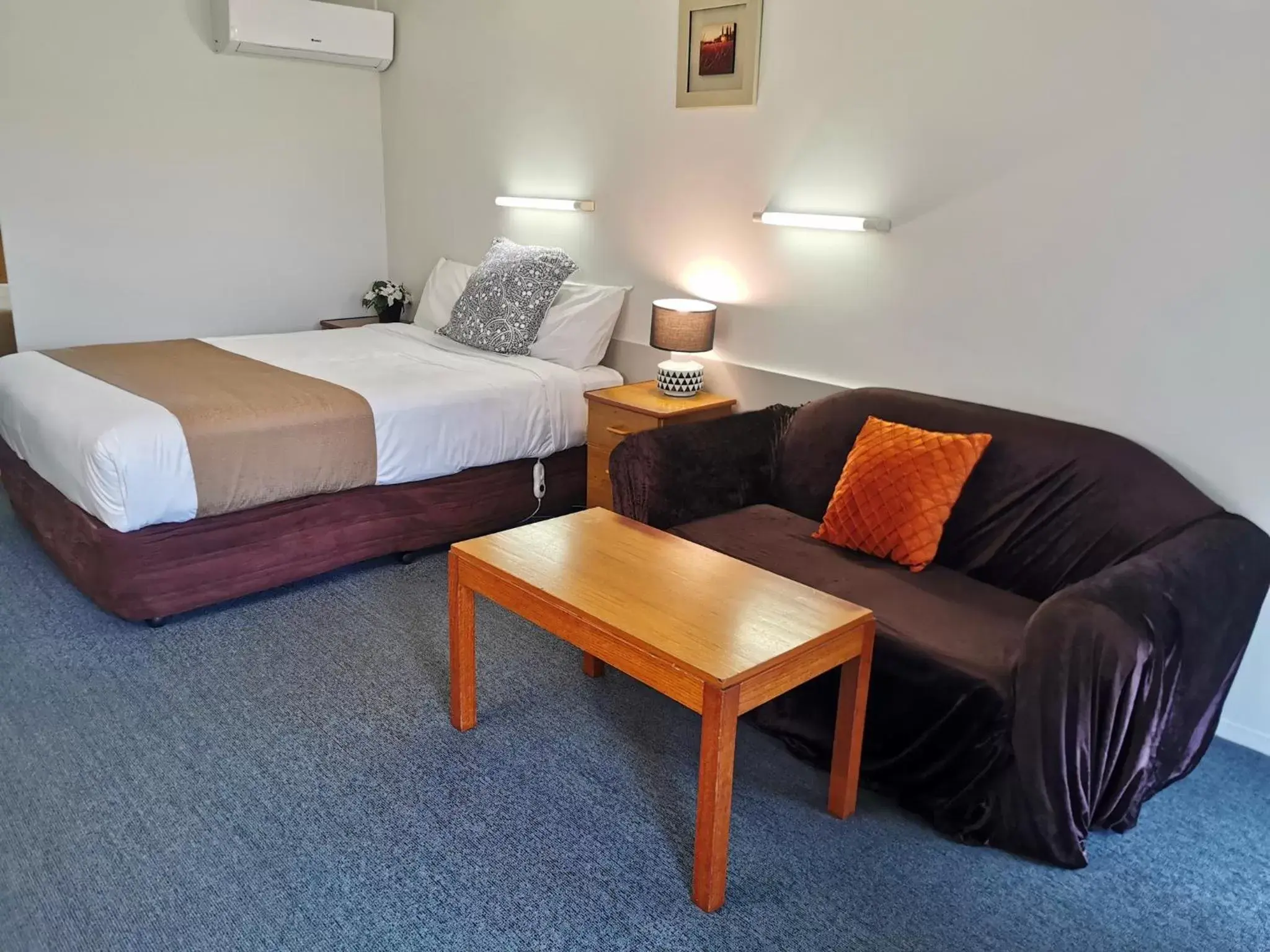 Living room, Bed in Ballarat Eureka Lodge Motel