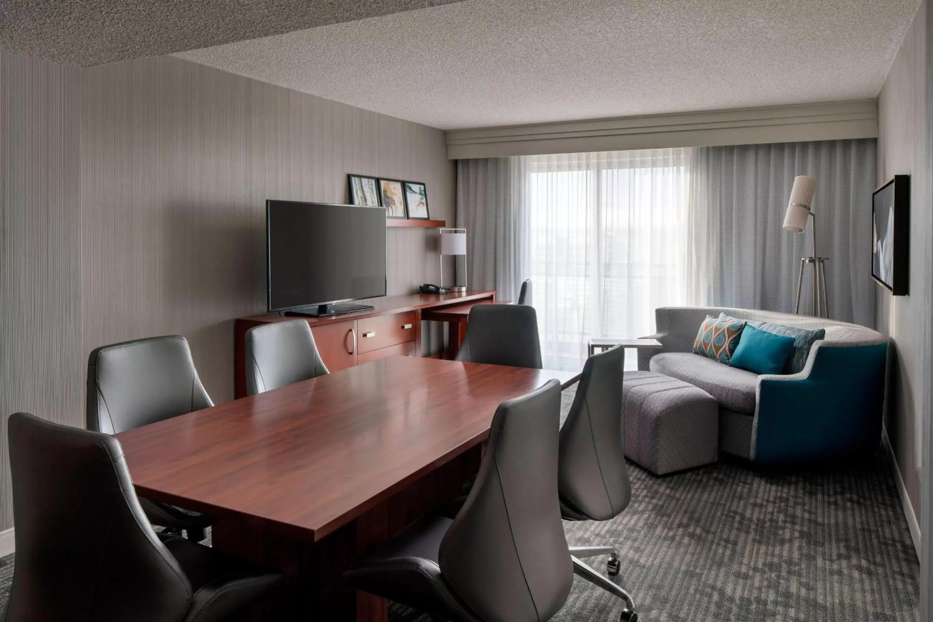 Living room in Courtyard by Marriott Denver Airport