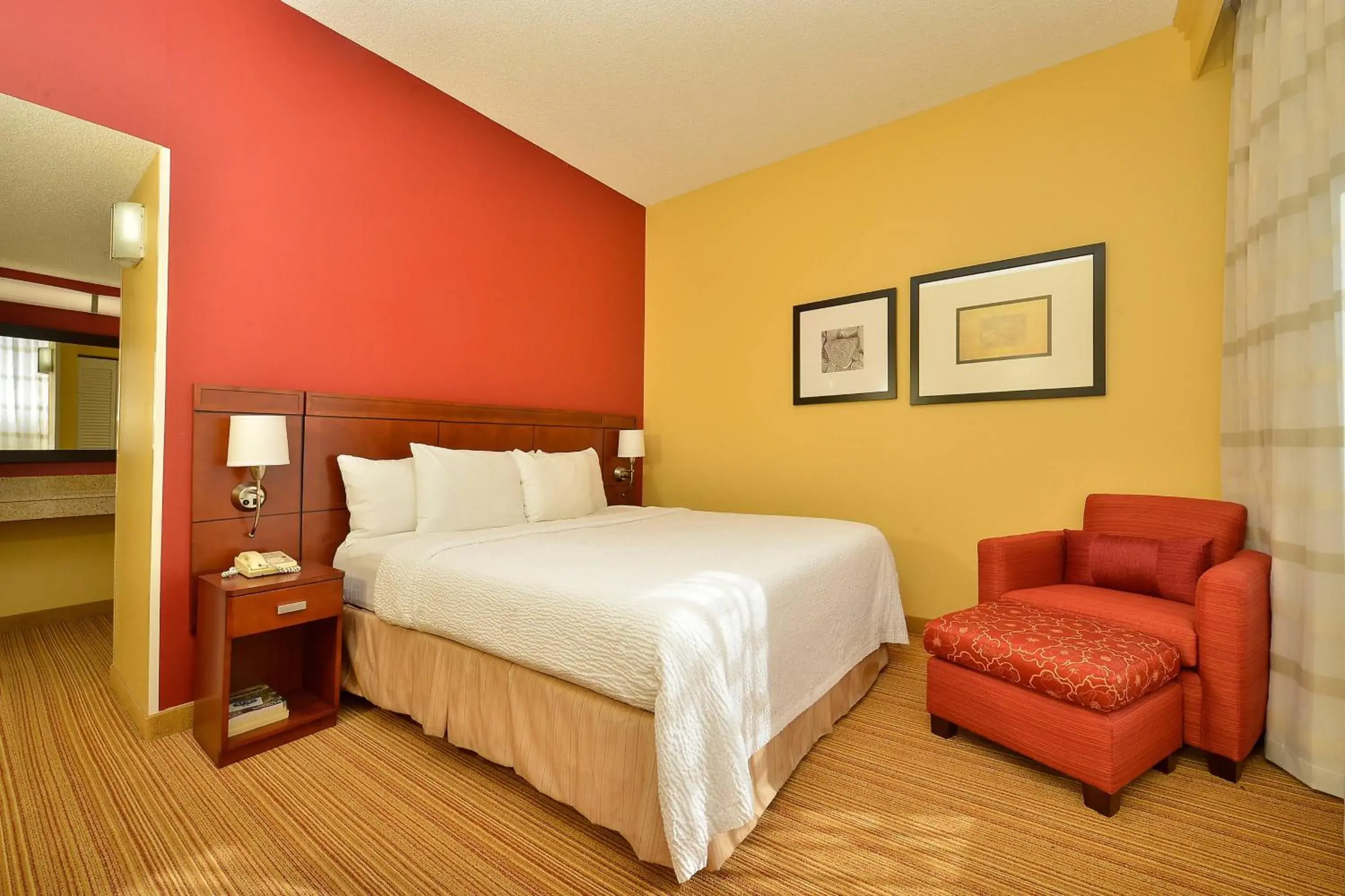 Photo of the whole room, Bed in Courtyard by Marriott Bentonville