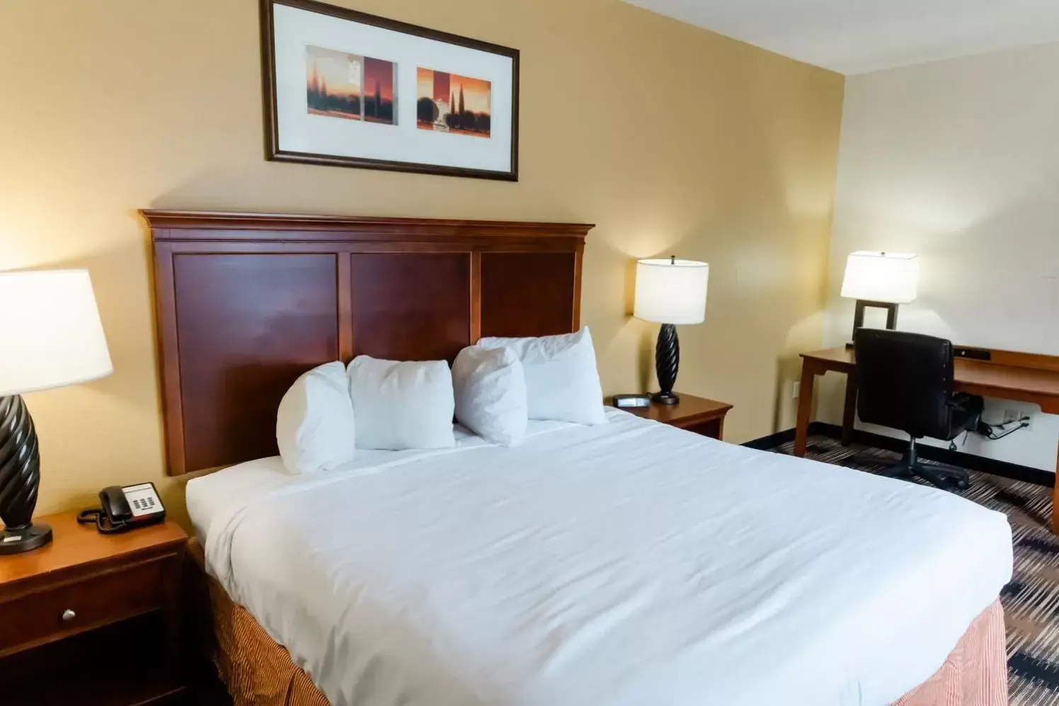 Bed in Country Inn & Suites by Radisson, Helen, GA