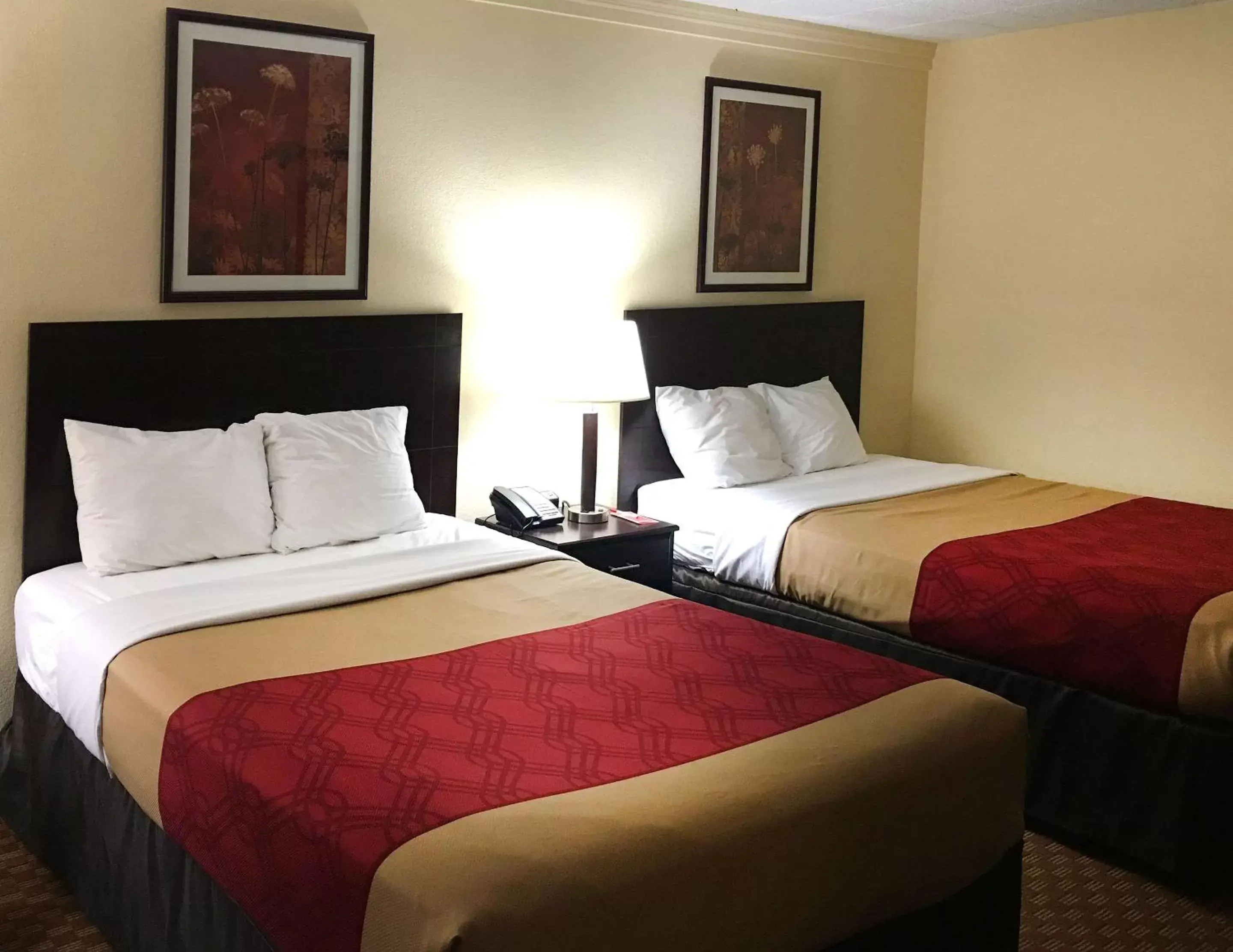 Photo of the whole room, Bed in Econo Lodge Inn & Suites Shamokin Dam - Selinsgrove