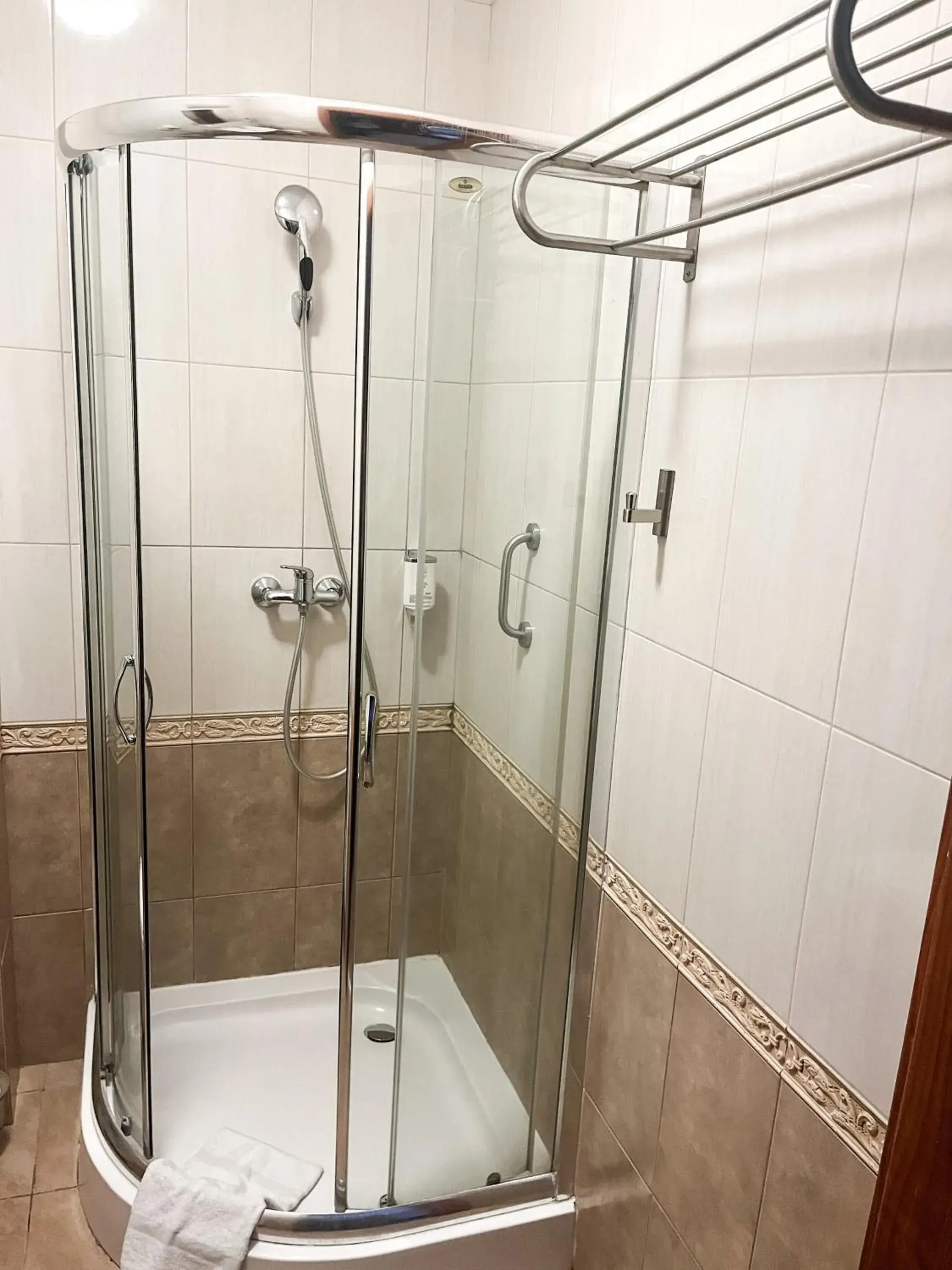 Shower, Bathroom in Hotel Logos