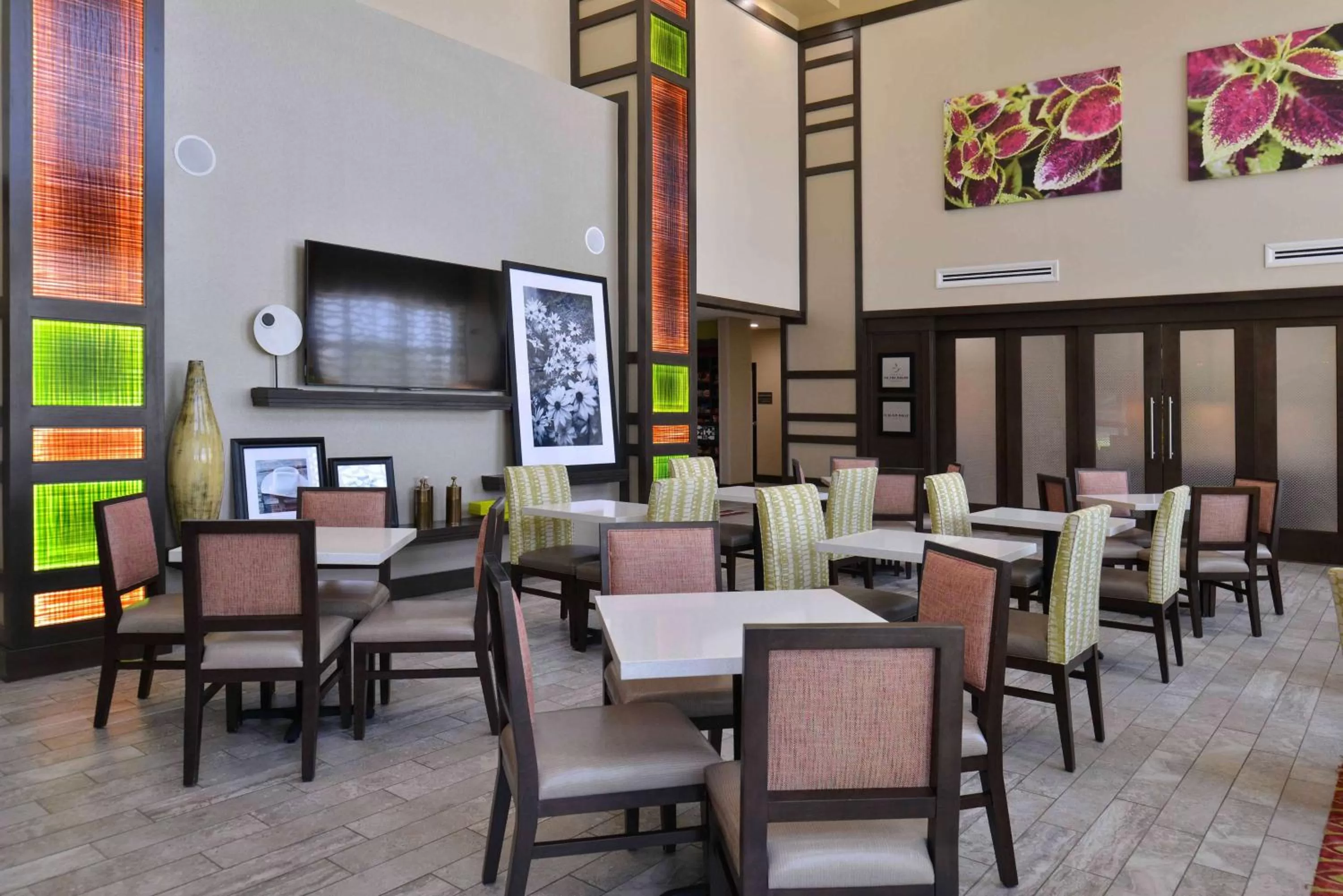 Restaurant/places to eat in Hampton Inn & Suites Dallas Market Center