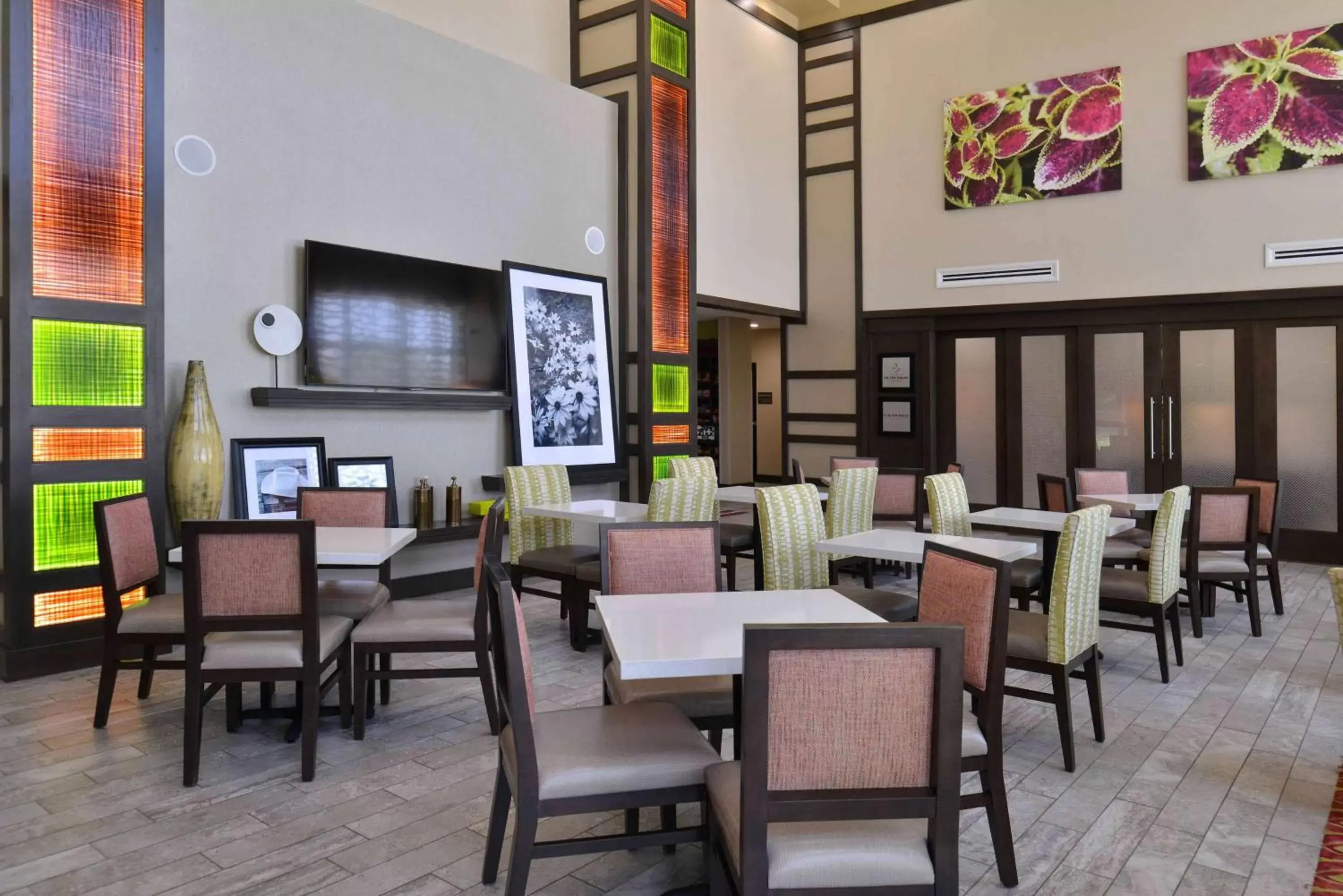 Restaurant/Places to Eat in Hampton Inn & Suites Dallas Market Center