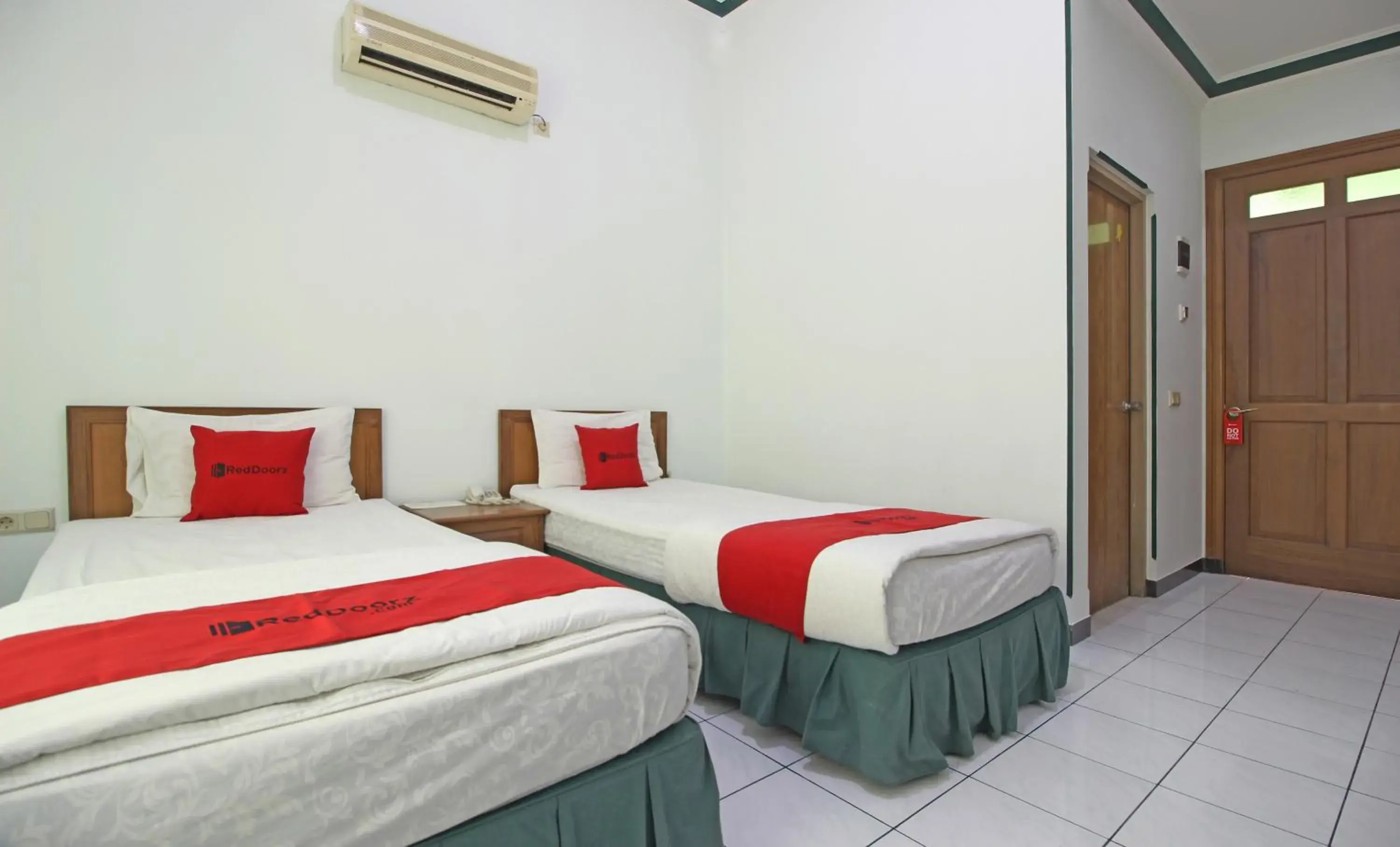 Bedroom, Bed in RedDoorz near XT Square Yogyakarta