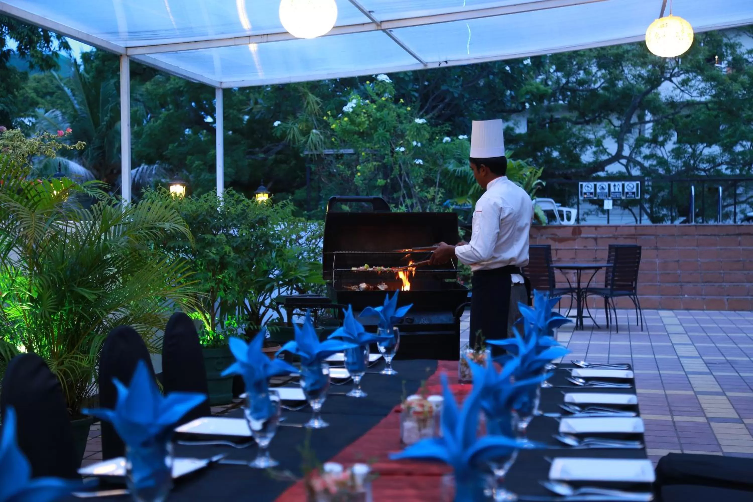 Restaurant/places to eat in Hotel Sapphire