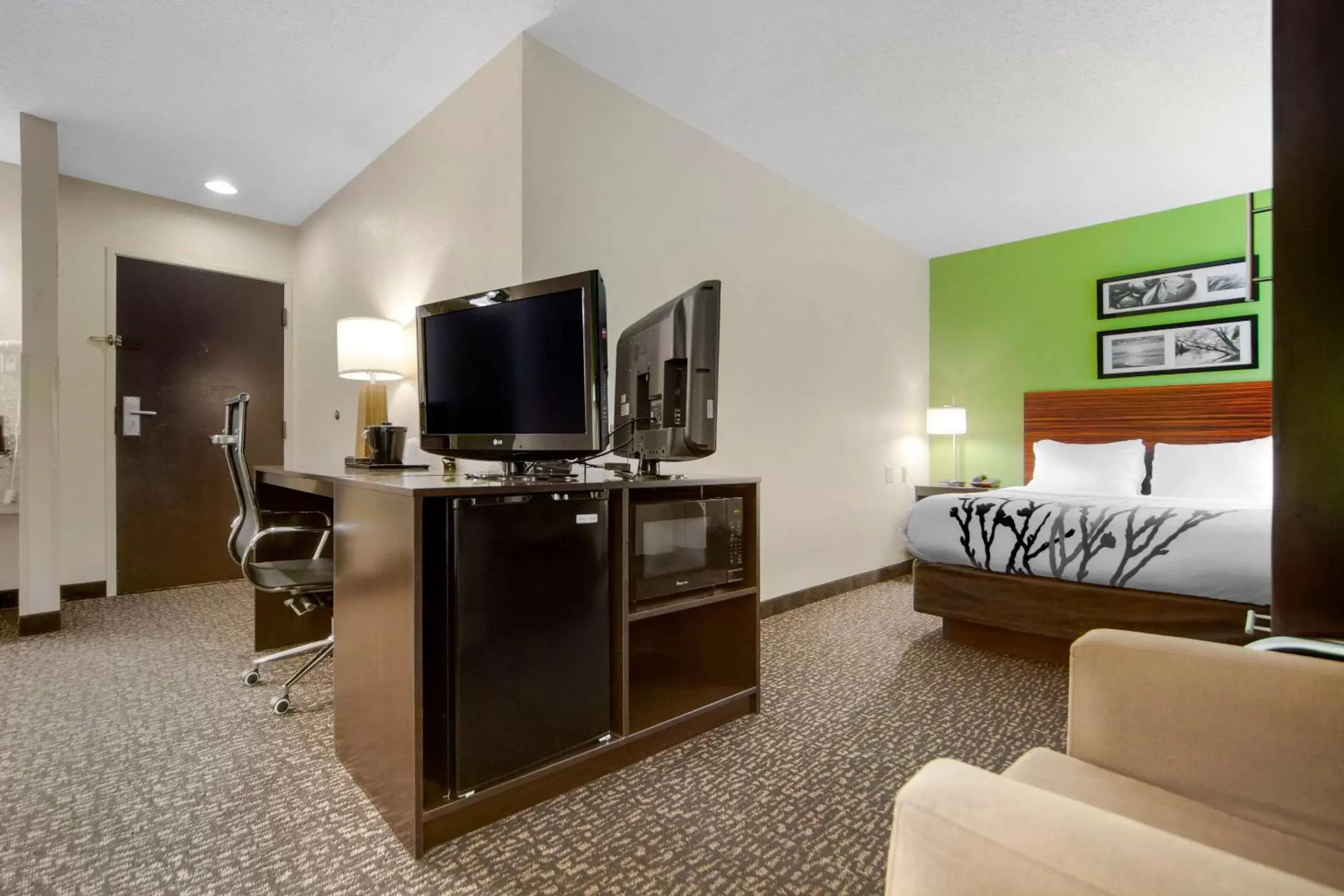 Photo of the whole room in Sleep Inn & Suites Omaha Airport