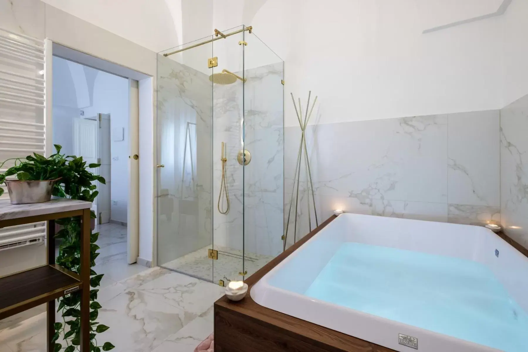Hot Tub, Bathroom in La Bella Ostuni Suites