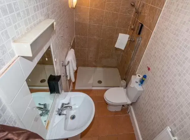 Bathroom in The Quorn Lodge Hotel