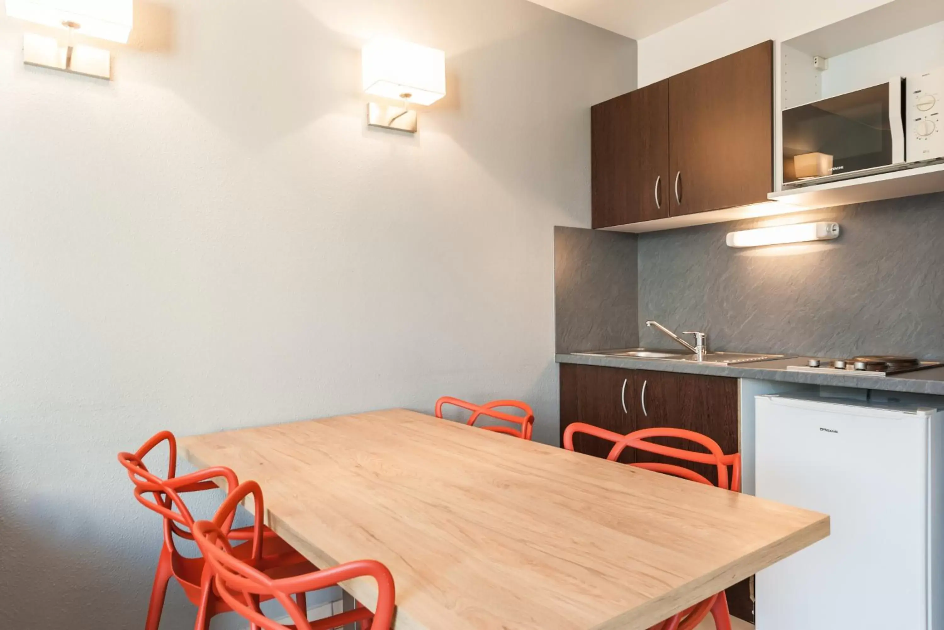 Kitchen or kitchenette, Dining Area in Residhotel Le Grand Prado