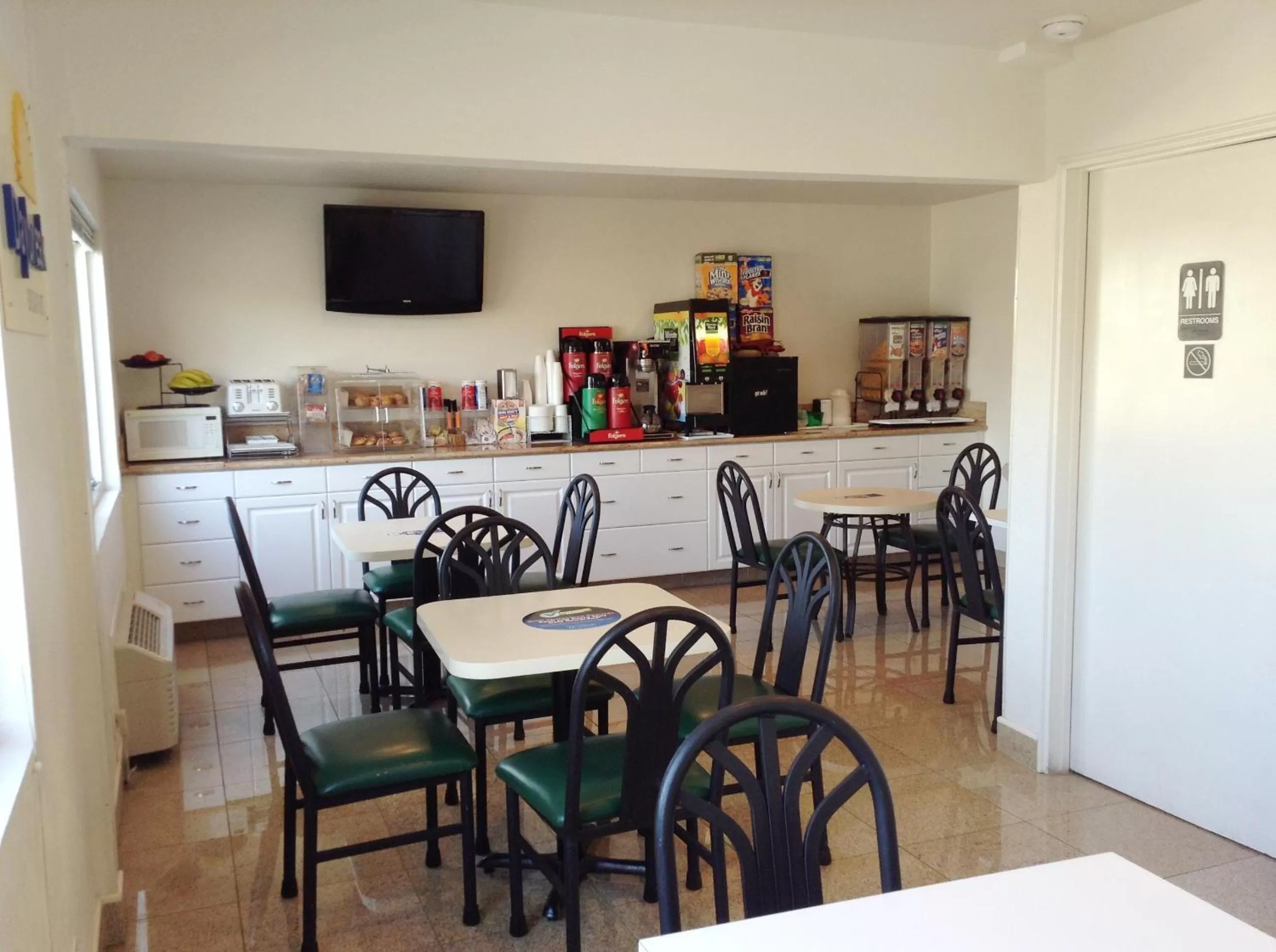 Restaurant/places to eat in Days Inn by Wyndham Oceanside