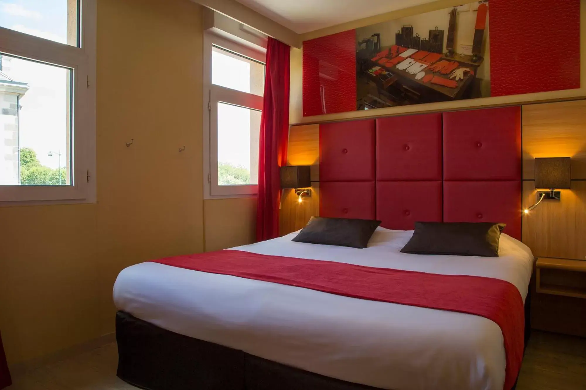 Bedroom, Bed in The Originals City, Hôtel Le Boeuf Rouge, Limoges (Inter-Hotel)