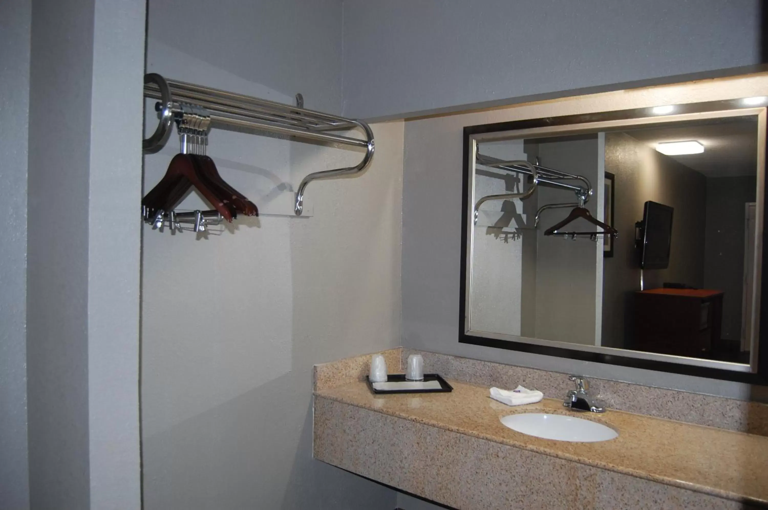 Deluxe Queen Room with Two Queen Beds - single occupancy - Smoking in Motel 6-Tupelo, MS - Downtown Deluxe Queen Room with Two Queen Beds - single occupancy - Smoking in Motel 6-Tupelo, MS - Downtown