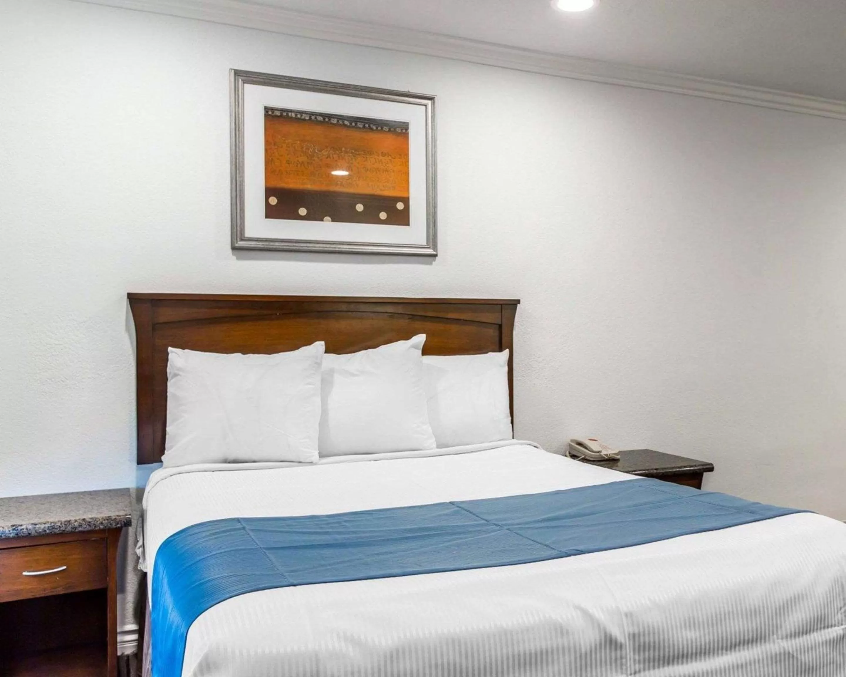 Photo of the whole room, Bed in Rodeway Inn & Suites Pacific Coast Highway