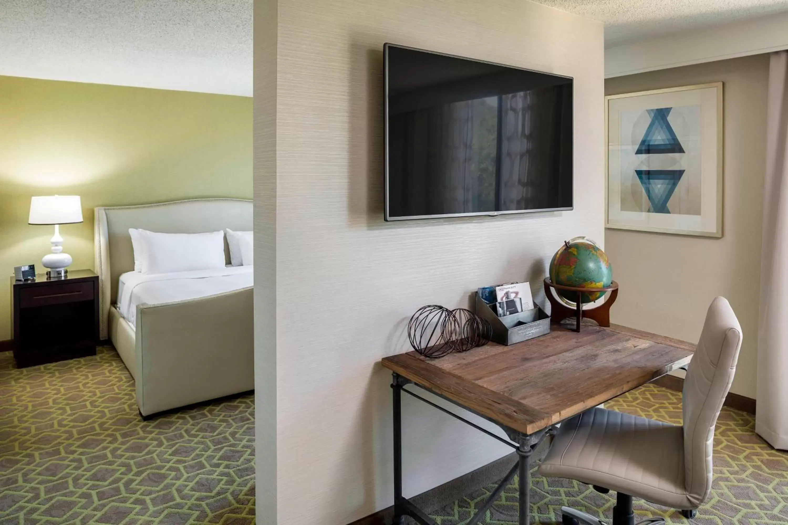 Photo of the whole room, Seating Area in Charleston Marriott