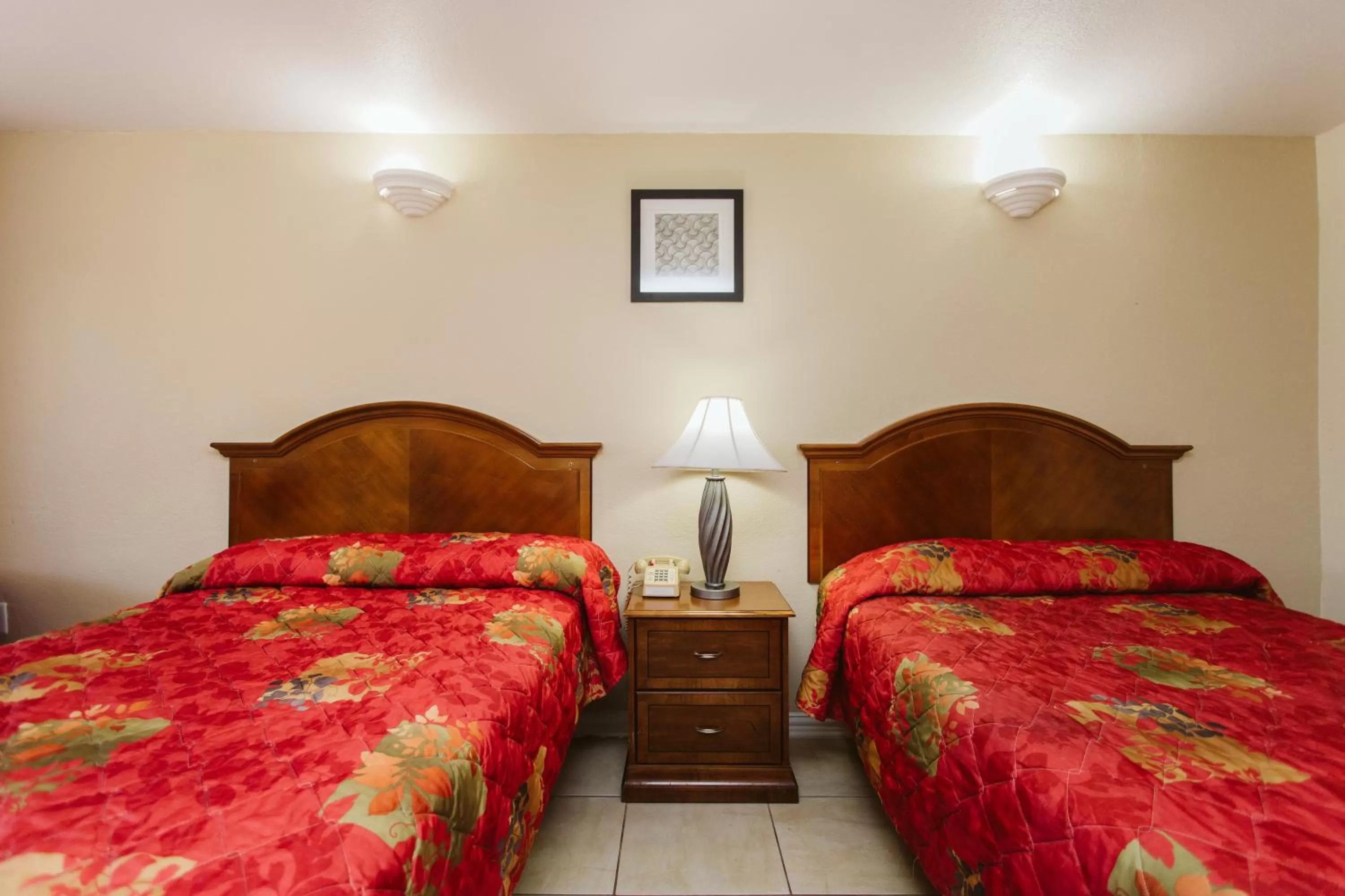 Bedroom, Bed in Space City Inn